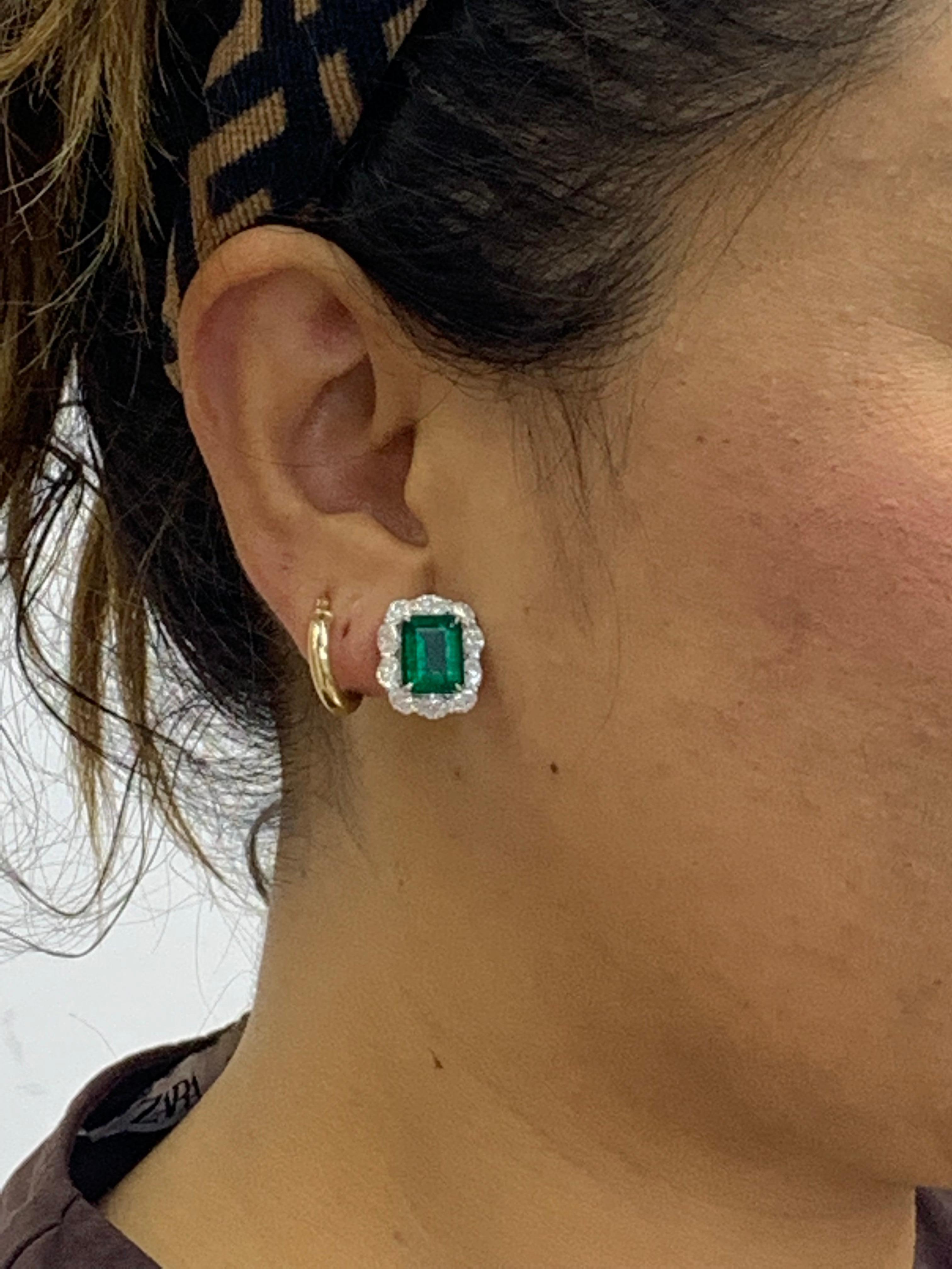 6,15 Karat Smaragd im Smaragdschliff und Diamant-Halo-Ohrring aus 18 Karat Weißgold im Angebot 1
