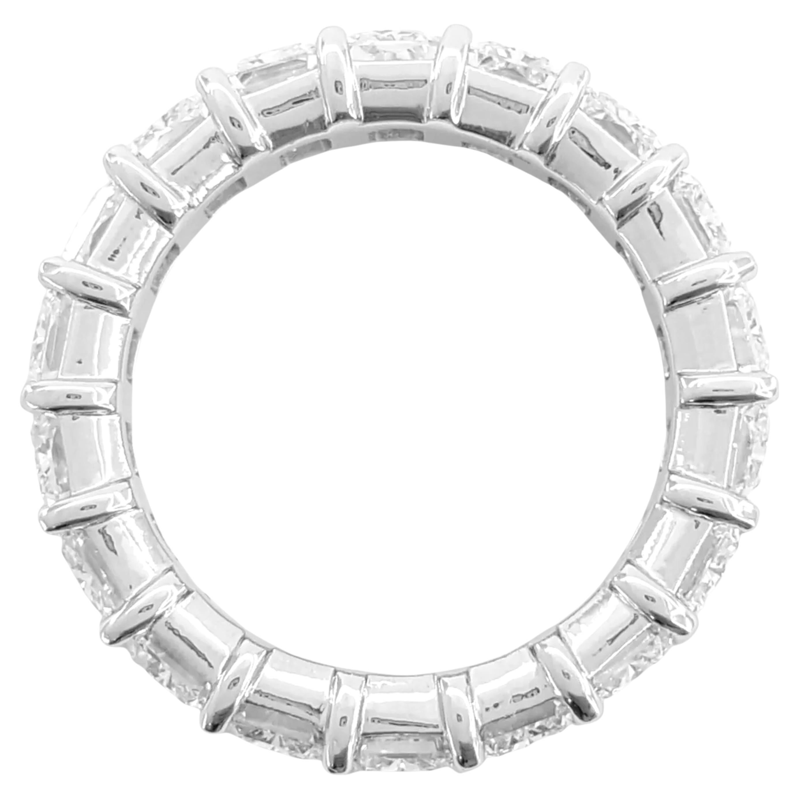 Anillo de platino con diamante talla radiante y banda de eternidad de 6,15 quilates Contemporáneo en venta