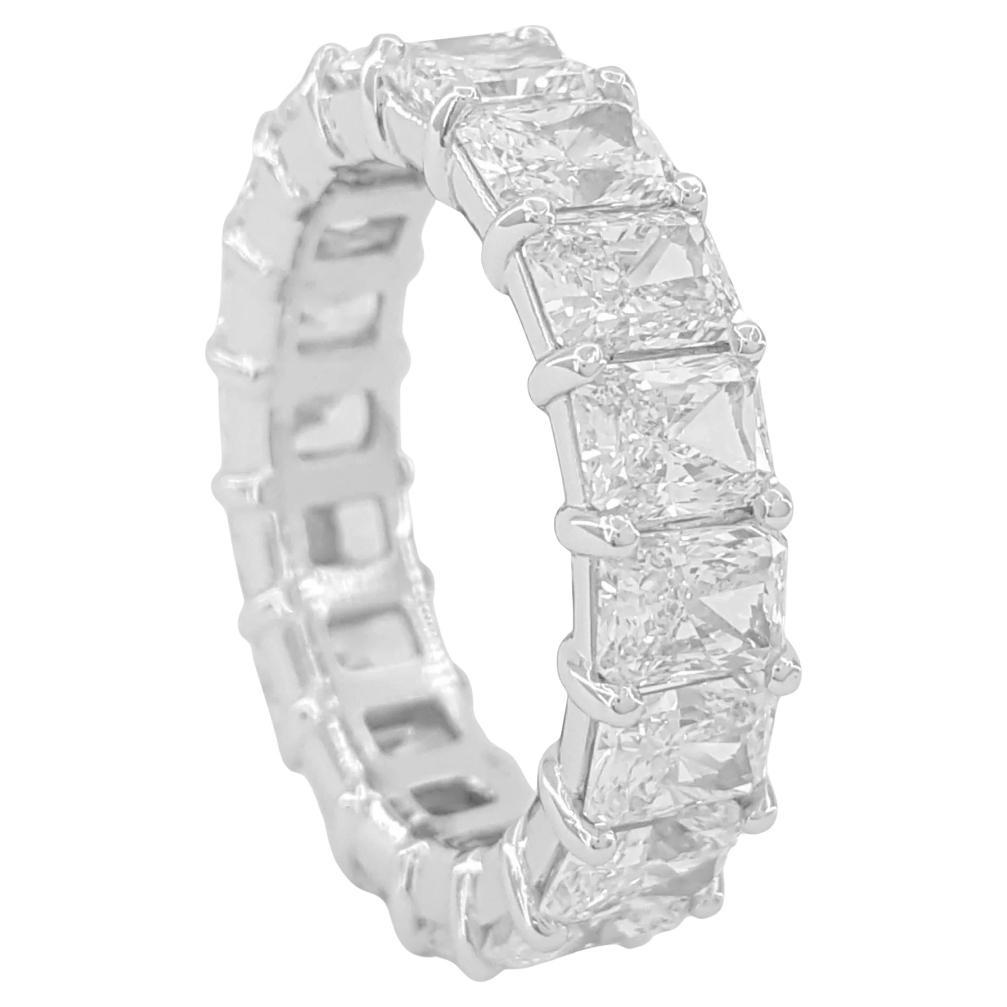 Anillo de platino con diamante talla radiante y banda de eternidad de 6,15 quilates Corte radiante en venta
