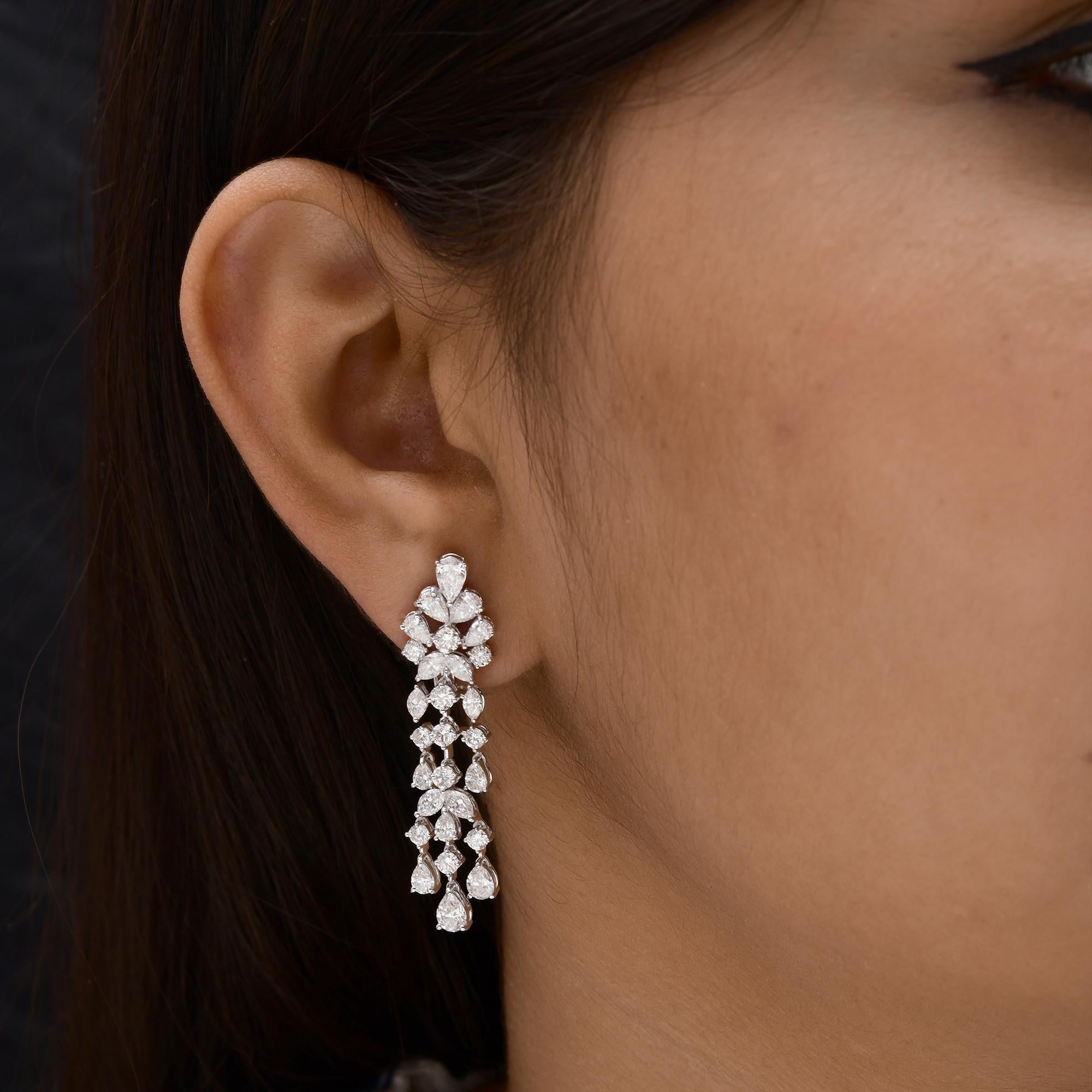Orecchini a goccia con diamante a fiore da 6,15 carati in oro bianco 18 carati Tutte le tariffe pagate
Questi orecchini sono caratterizzati da gocce di diamanti a grappolo con fiore di diamante in cima.
I diamanti sono un simbolo universale di