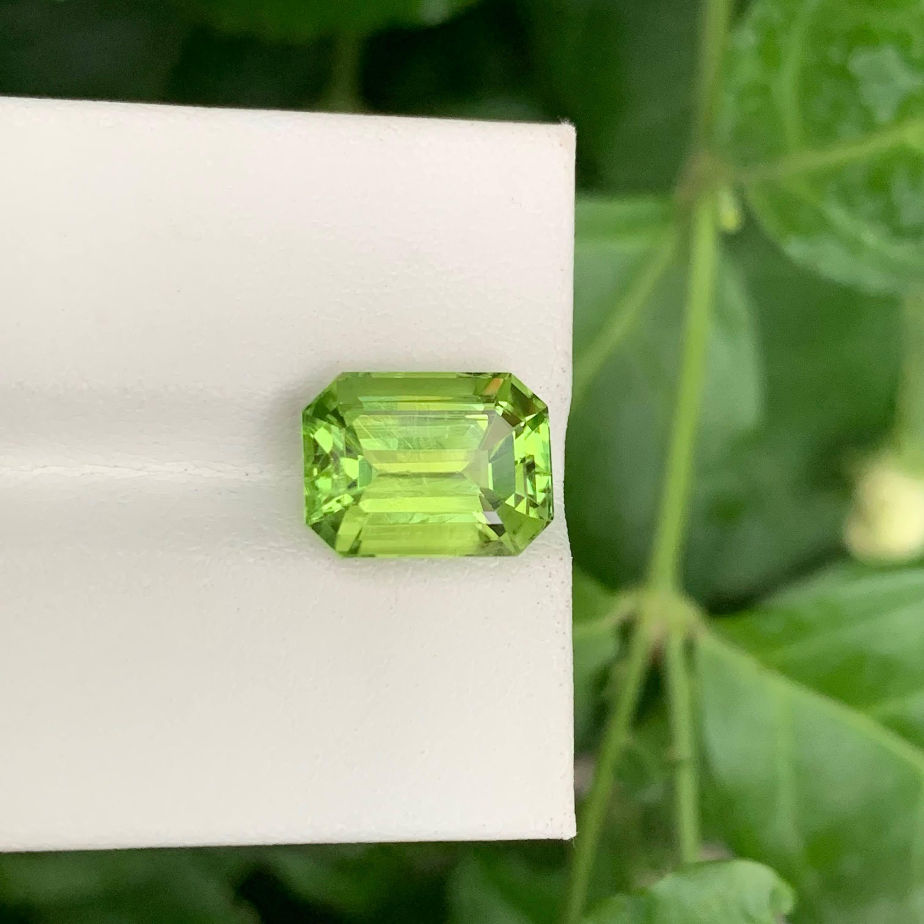 Women's or Men's 6.15 Carat Natural Loose Green Peridot Emerald Cut Natural Pakistani Gemstone For Sale