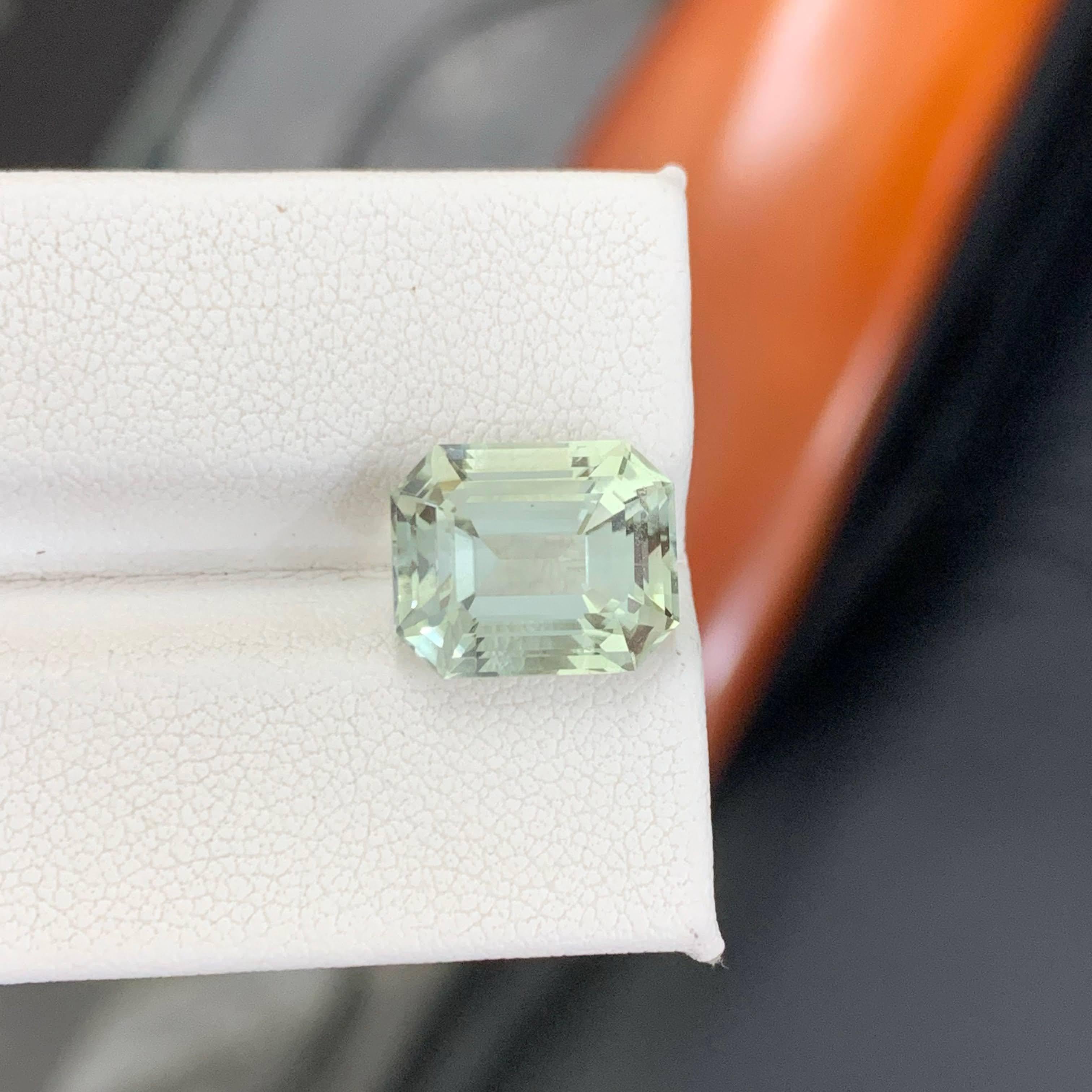 Moderno 6.15 Carati Nature sciolti di ametista verdognola pietra tagliata a smeraldo Gemma africana in vendita