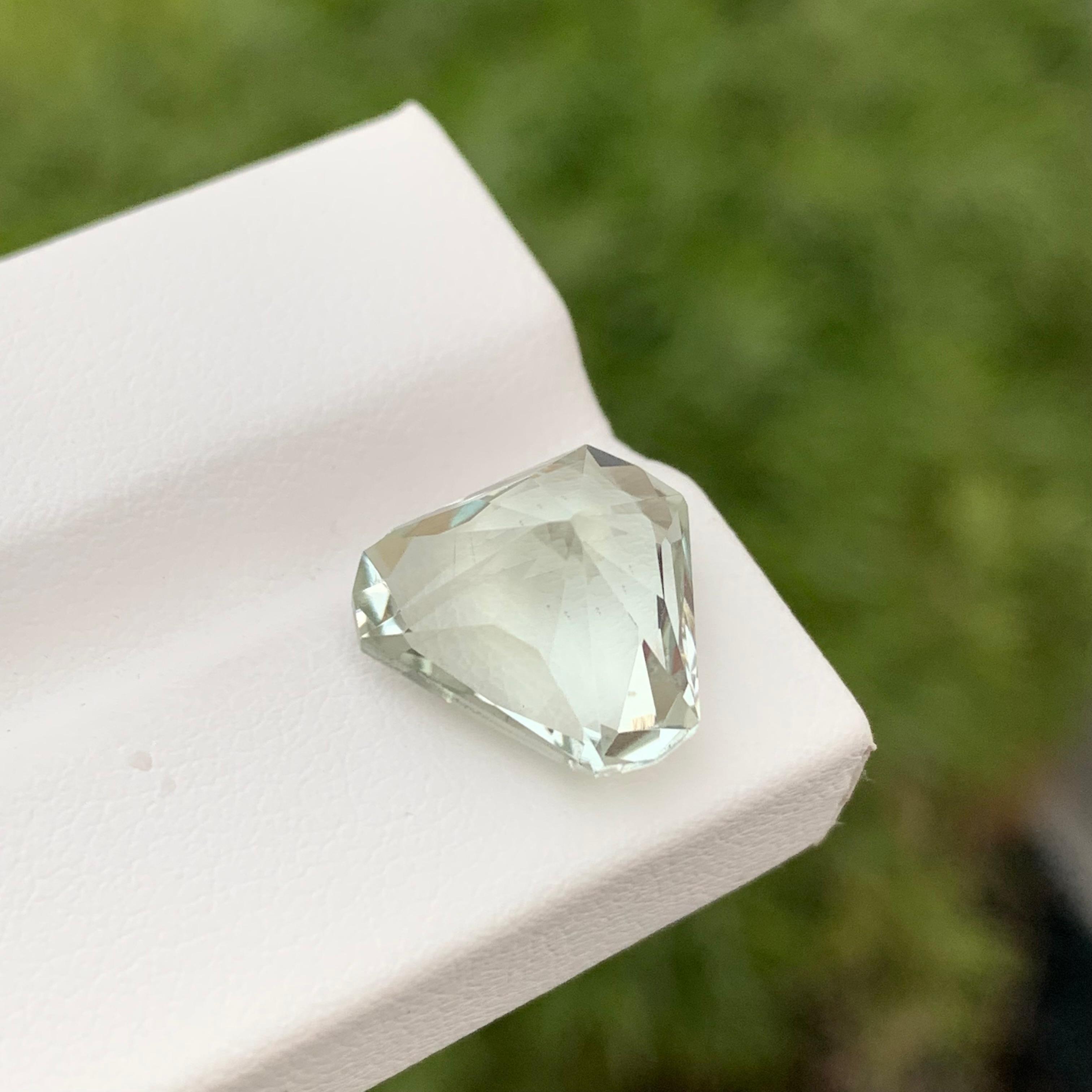 6.15 Carats Adorable Green Amethyst Trillion Cut Gemstone For Jewellery Making  For Sale 5