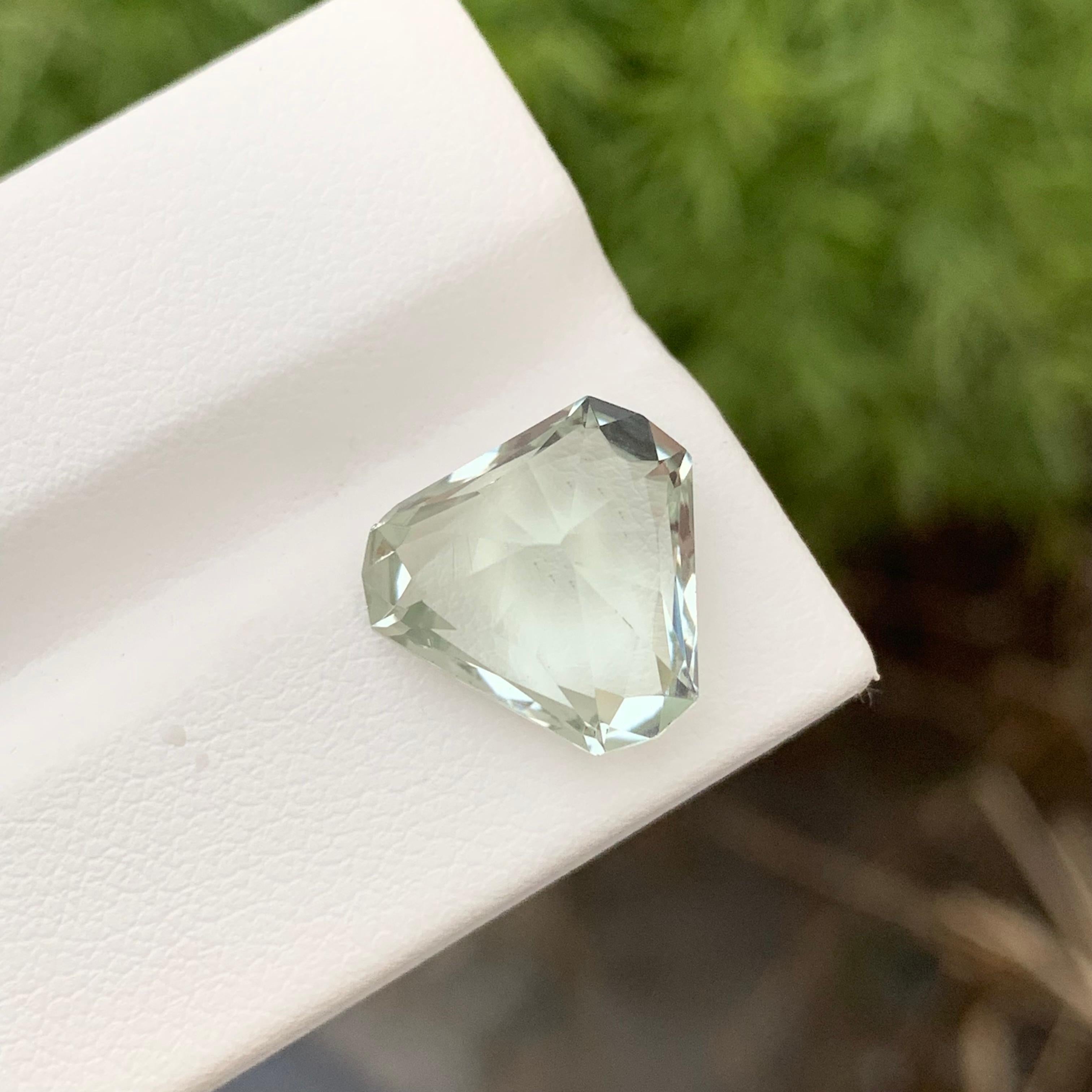 6.15 Carats Adorable Green Amethyst Trillion Cut Gemstone For Jewellery Making  For Sale 6