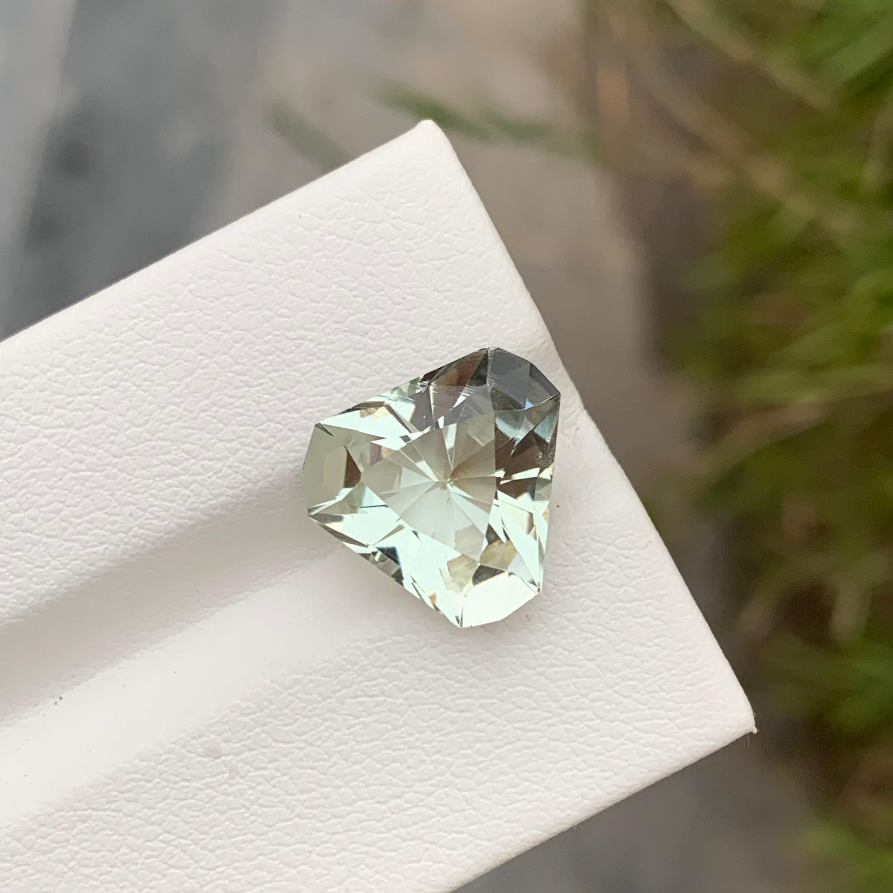 6.15 Carats Adorable Green Amethyst Trillion Cut Gemstone For Jewellery Making  In New Condition For Sale In Peshawar, PK