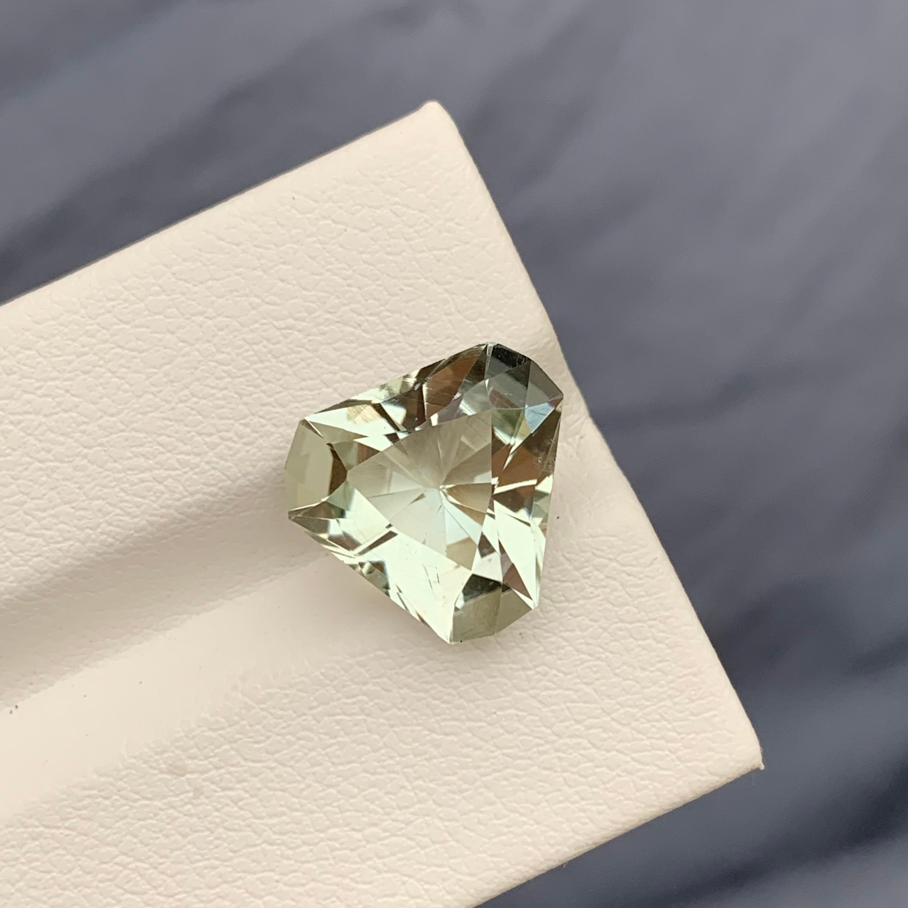 6.15 Carats Adorable Green Amethyst Trillion Cut Gemstone For Jewellery Making  For Sale 2