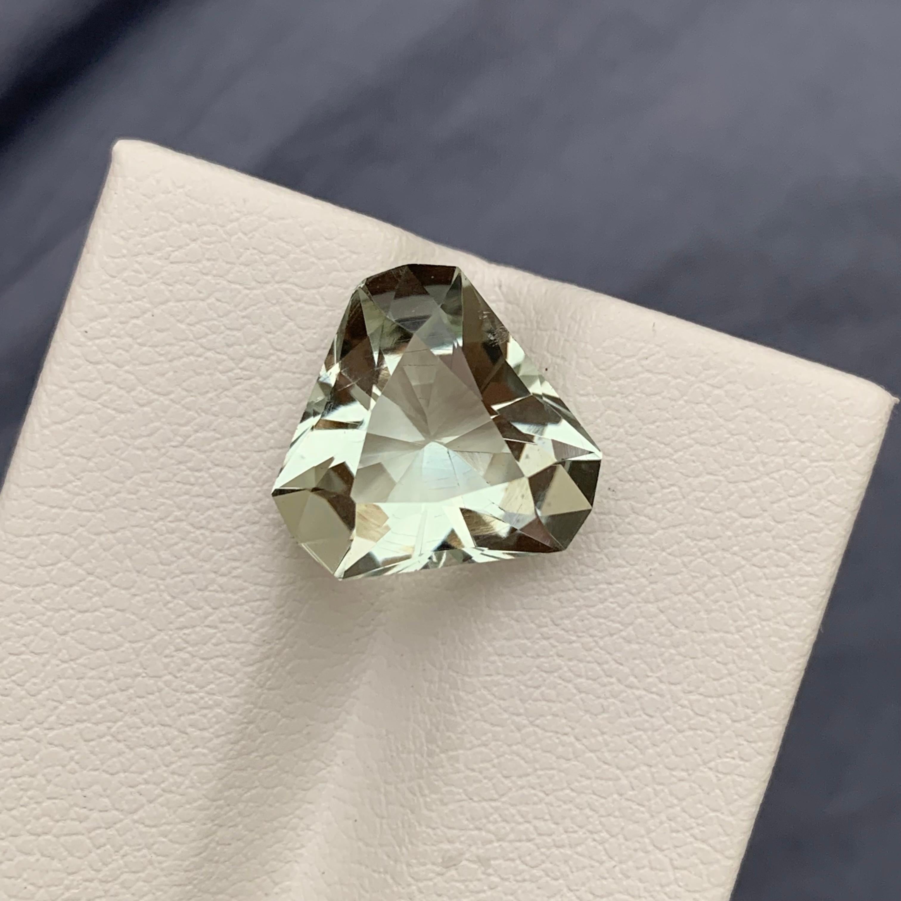 6.15 Carats Adorable Green Amethyst Trillion Cut Gemstone For Jewellery Making  For Sale 4