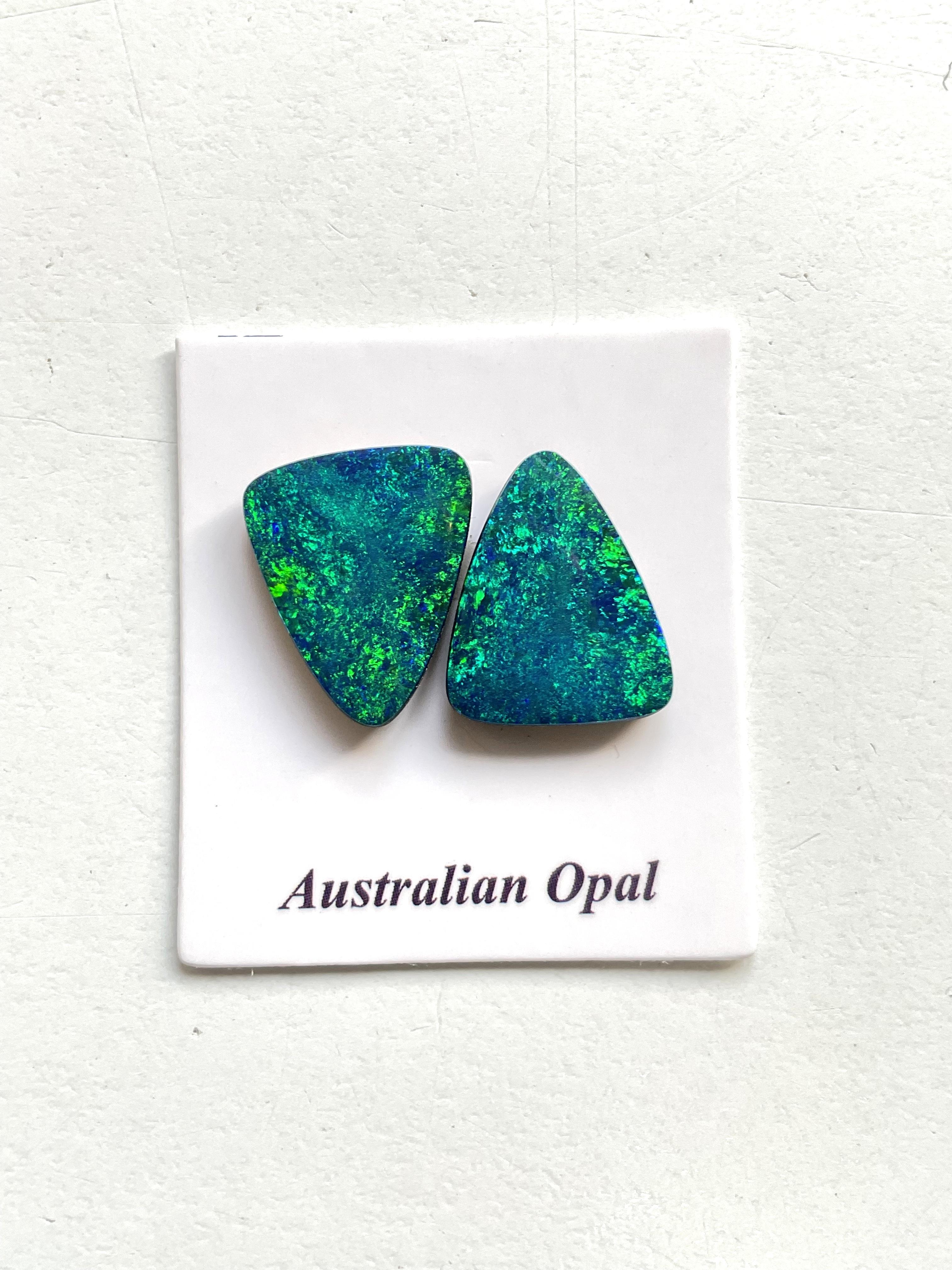 Grezzo 6,15 carati di opale australiano Coppia di opali verde reale con giochi di colore blu Gemma in vendita