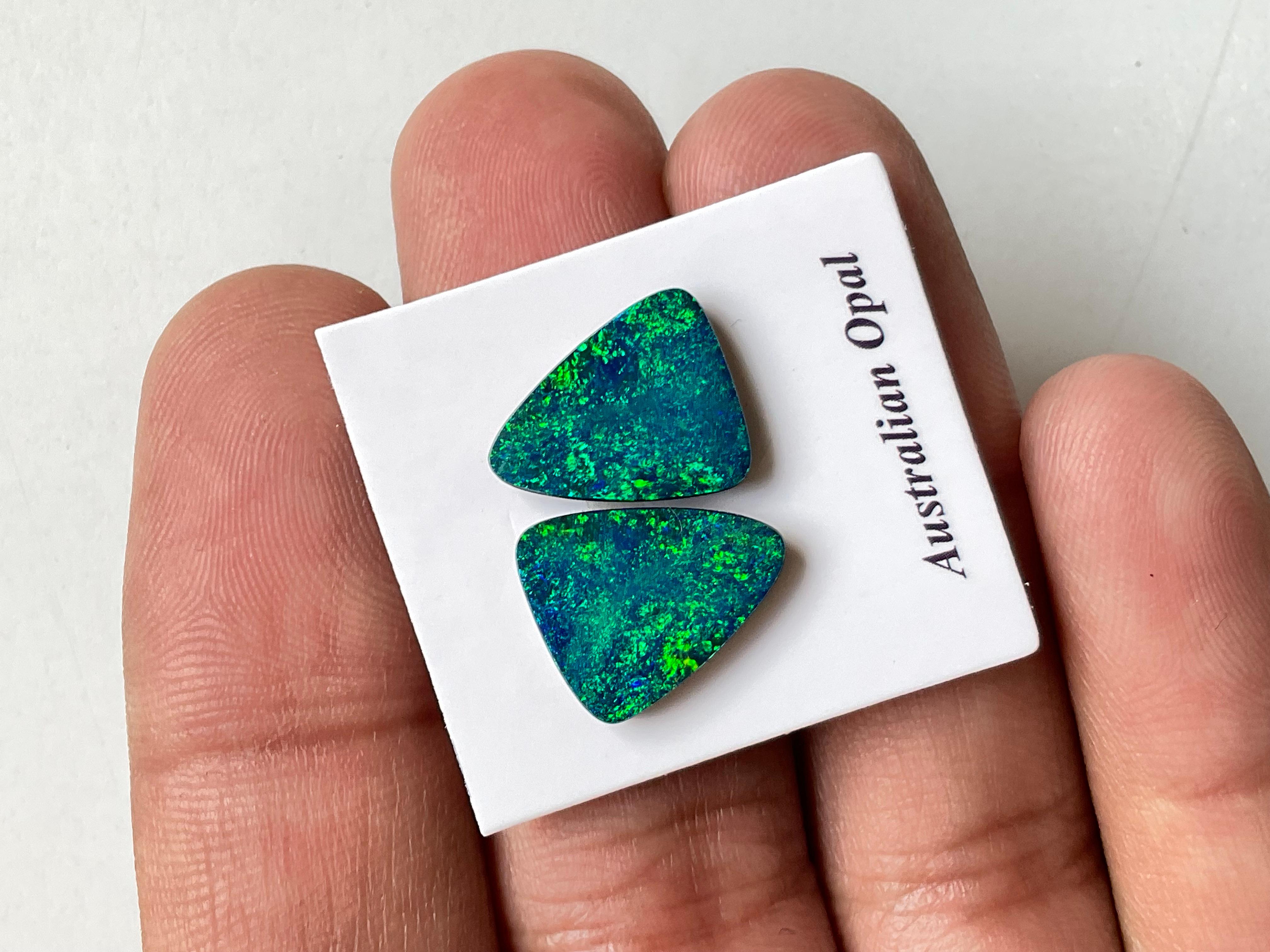 da uomo o donna 6,15 carati di opale australiano Coppia di opali verde reale con giochi di colore blu Gemma in vendita