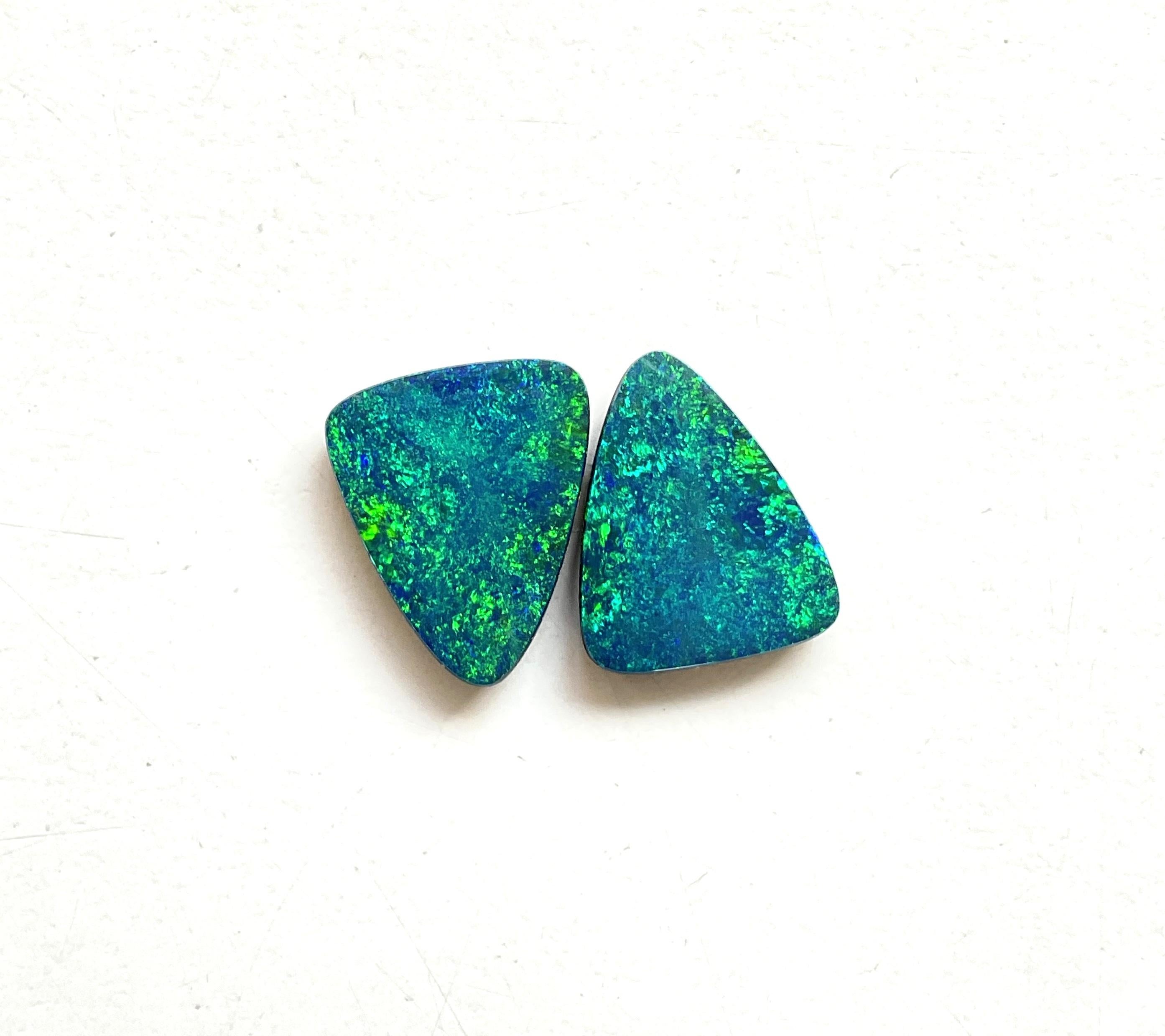 6,15 carati di opale australiano Coppia di opali verde reale con giochi di colore blu Gemma in vendita 1