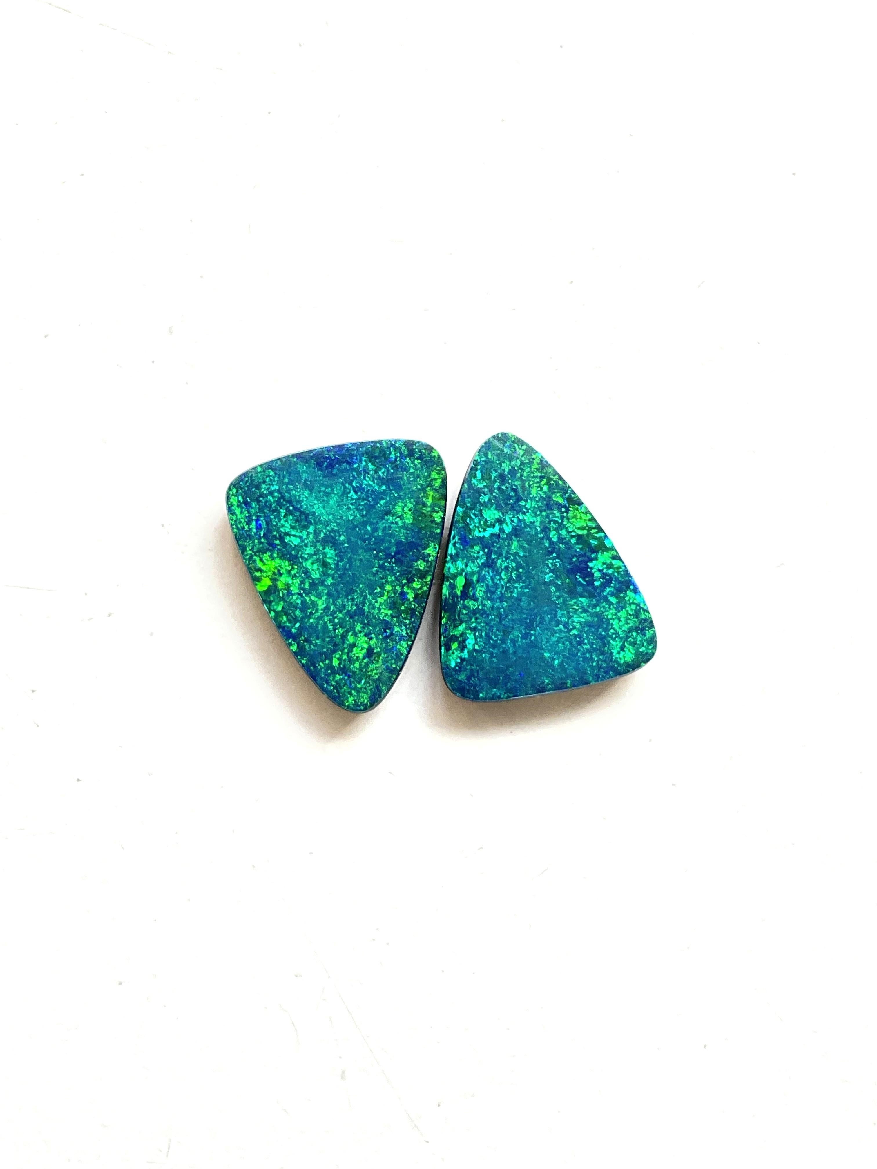 6,15 carati di opale australiano Coppia di opali verde reale con giochi di colore blu Gemma in vendita 2