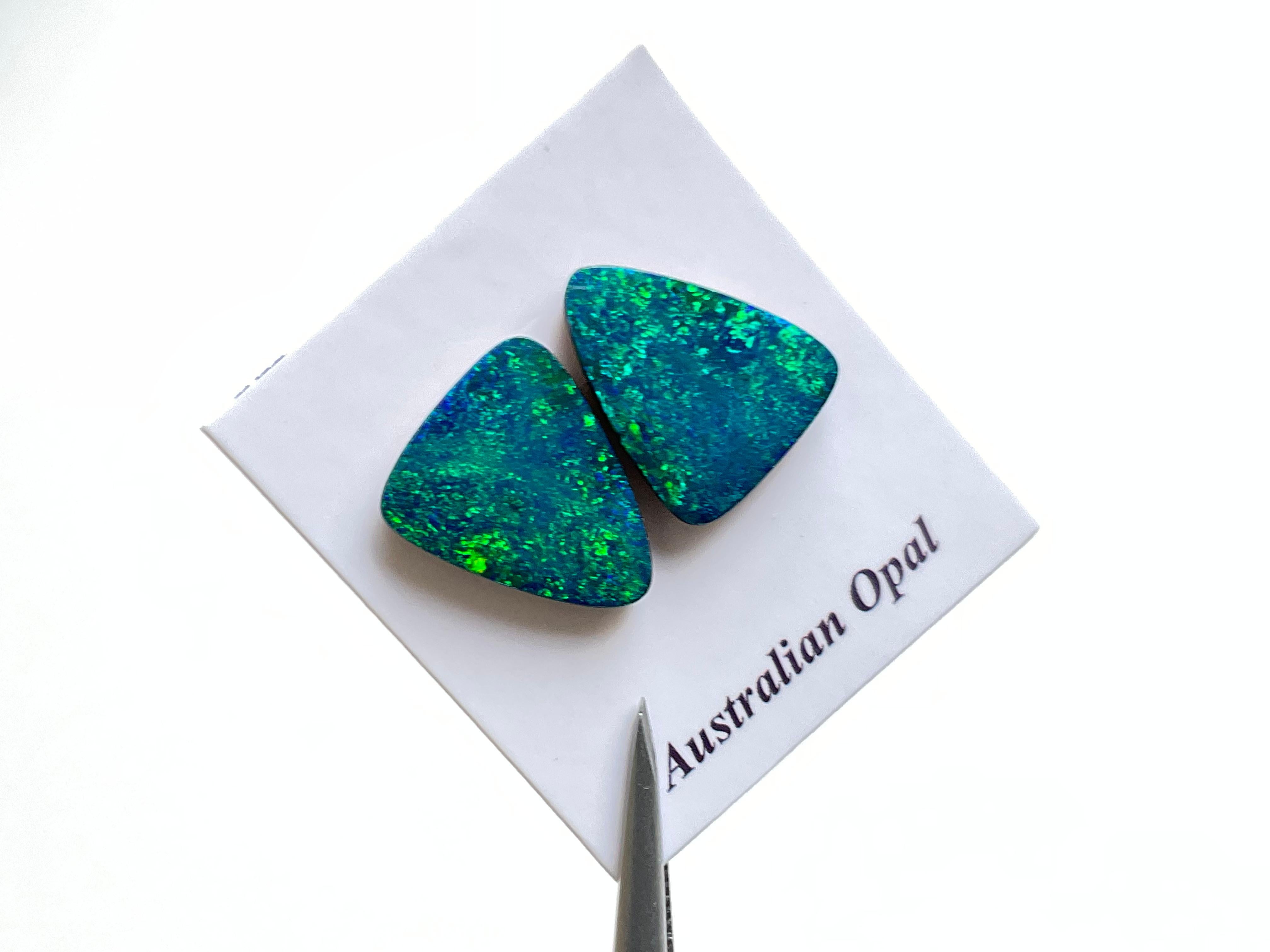 6,15 carati di opale australiano Coppia di opali verde reale con giochi di colore blu Gemma in vendita 3