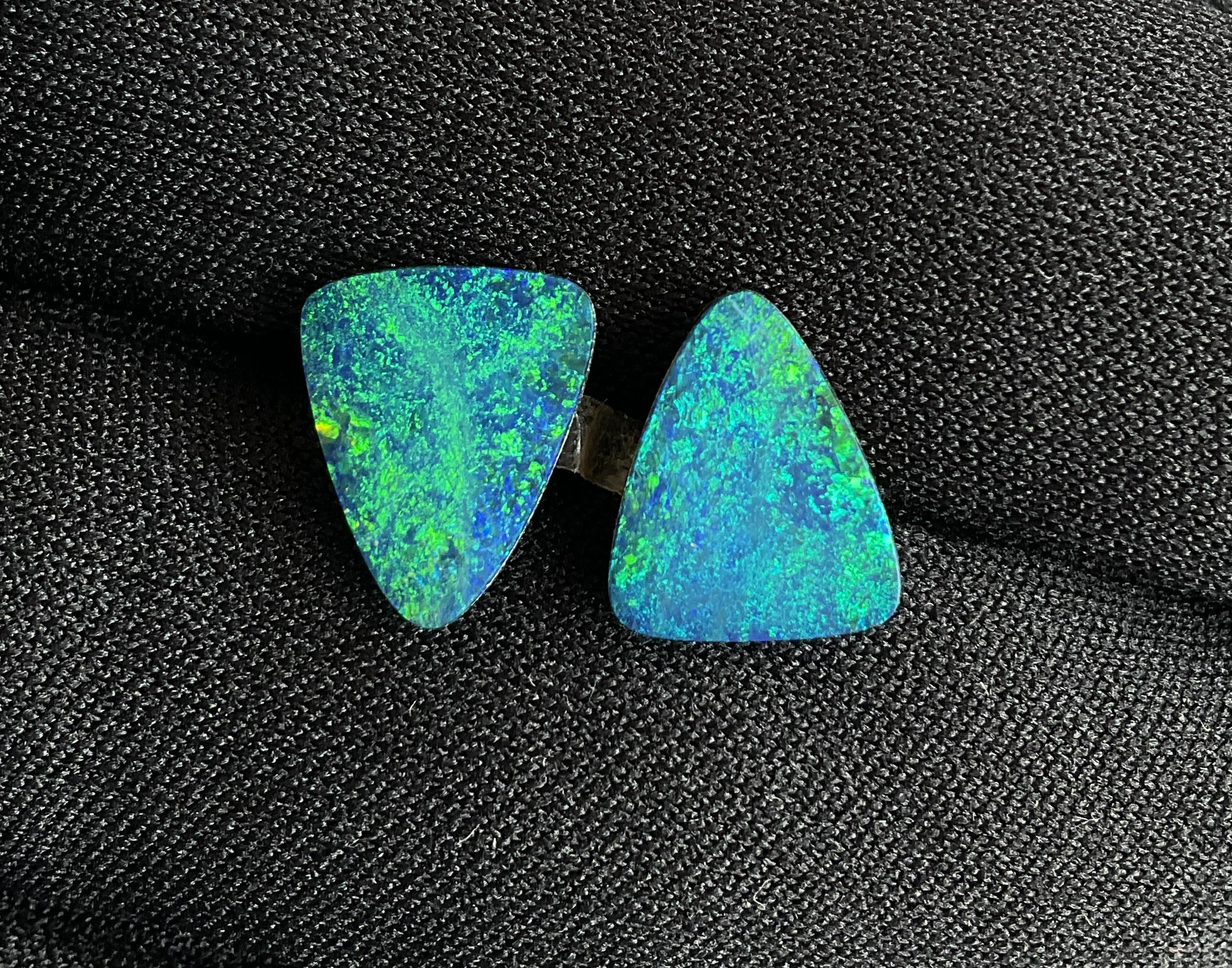 6,15 carati di opale australiano Coppia di opali verde reale con giochi di colore blu Gemma in vendita 4