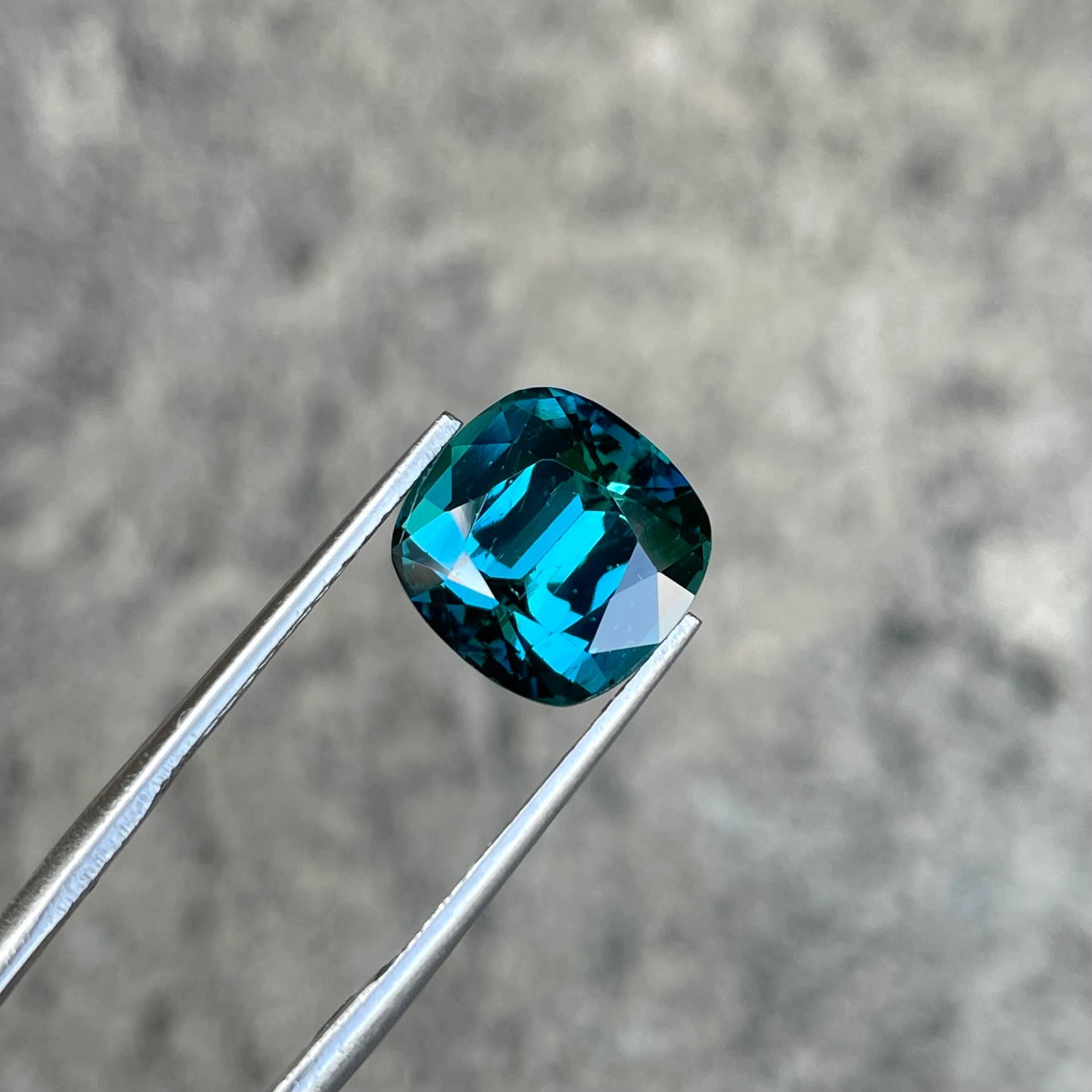 Peso 6,15 quilates 
Dimensiones 10,6x10,7x7,51 mm
Tratamiento Ninguno
Limpia Ojos Claridad
Origen Afganistán
Cojín de forma
Cojín para peldaños cortados




El cautivador encanto de una Turmalina Azul Laguna de 6,15 quilates ocupa el centro del