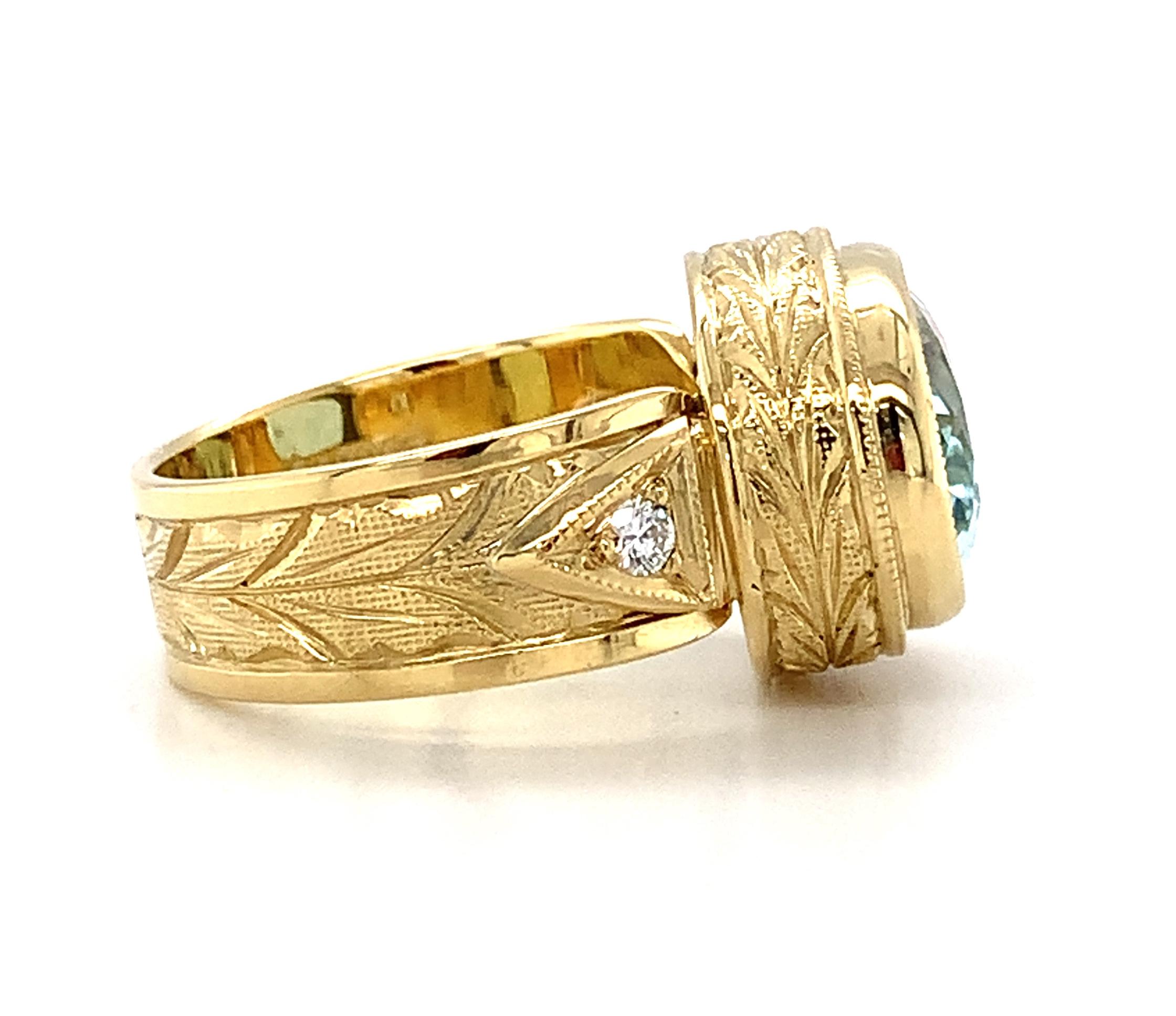 6,16 Karat Aquamarin in 18 Karat Gelbgold, handgravierter Ring mit Diamanten (Ovalschliff) im Angebot