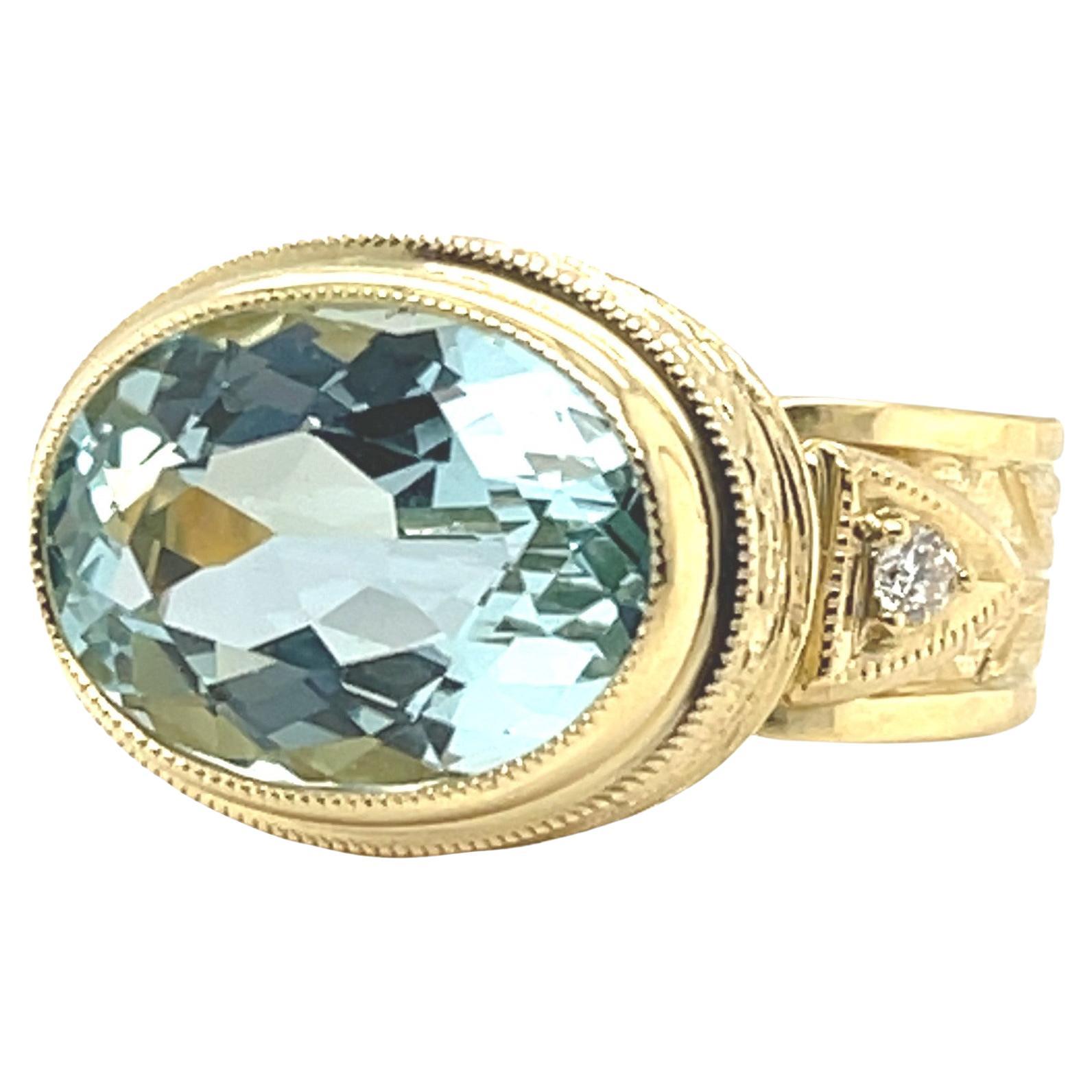 Cette magnifique bague faite à la main présente une étincelante aigue-marine ovale de 6,16 carats sertie dans de l'or jaune 18 carats avec des diamants ! La pierre centrale a la couleur classique de l'aigue-marine - un bleu cristallin brillant si