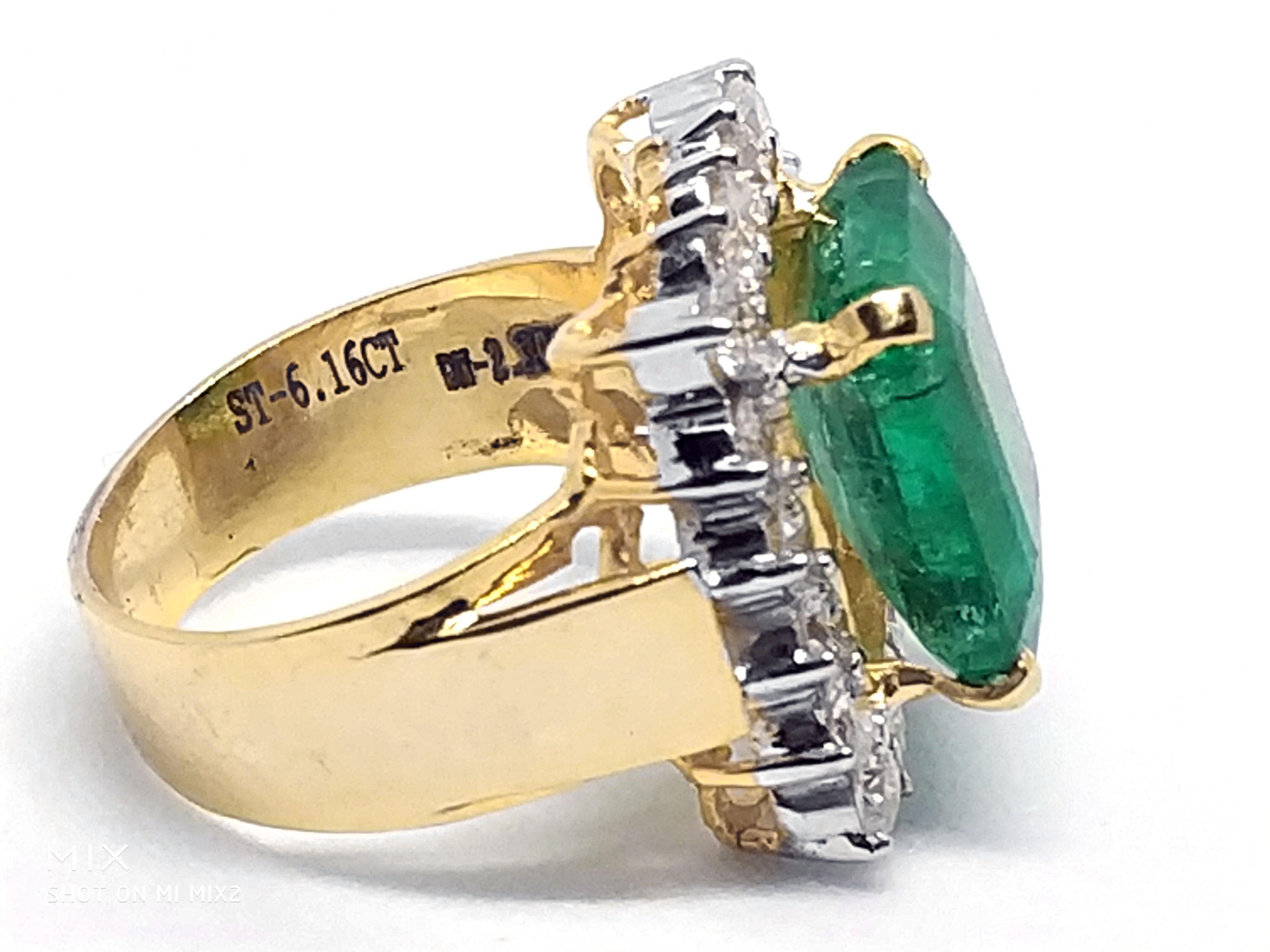 6.16 Carat Emerald 2.3 Carat Diamond Ring In New Condition For Sale In London, GB