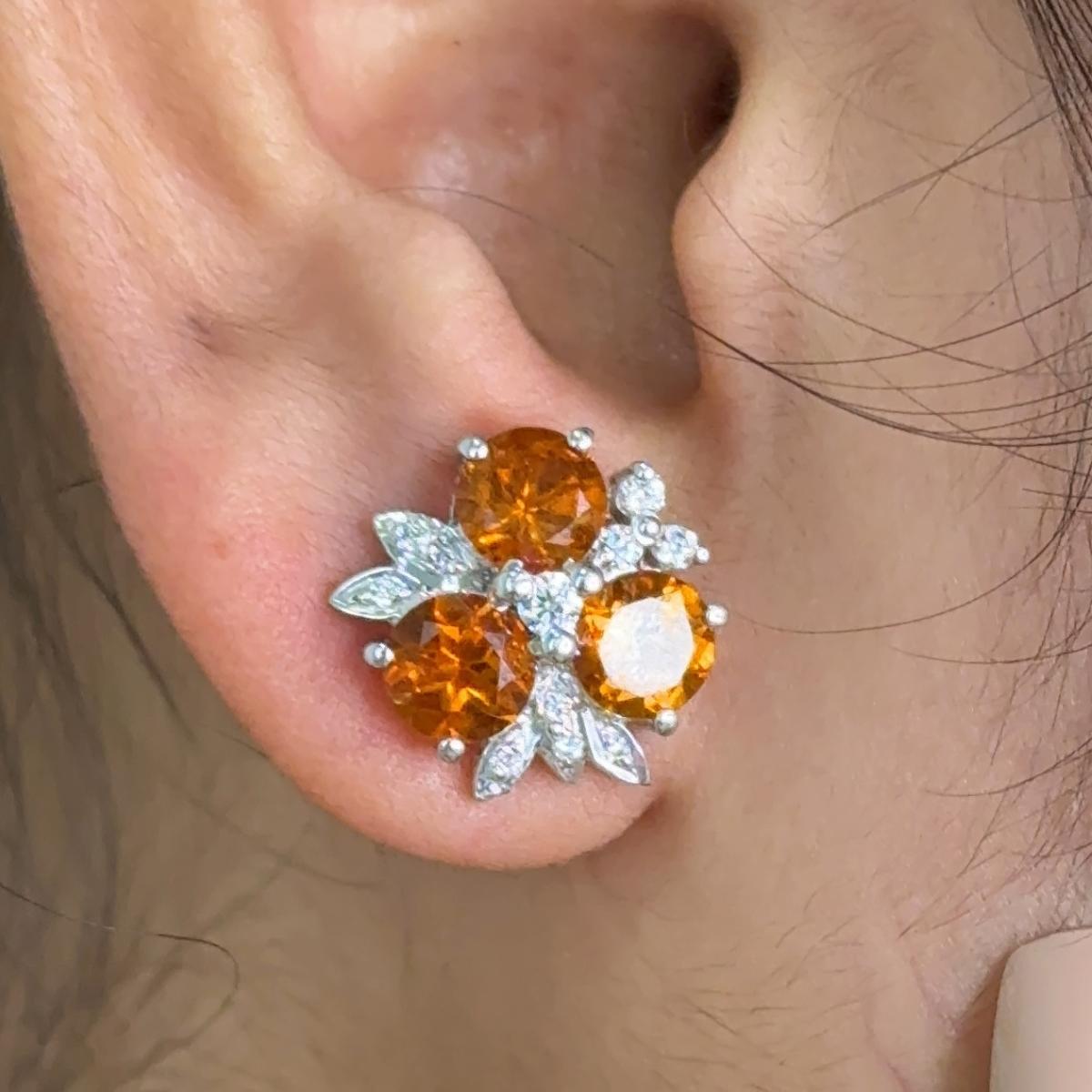 6,16 Karat natürlicher Citrin Drei-Stein-Ohrstecker aus Sterlingsilber, um mit Ihrem Look ein Statement zu setzen. Sie brauchen Ohrstecker, um mit Ihrem Look ein Statement zu setzen. Diese Ohrringe sorgen für einen funkelnden, luxuriösen Look mit