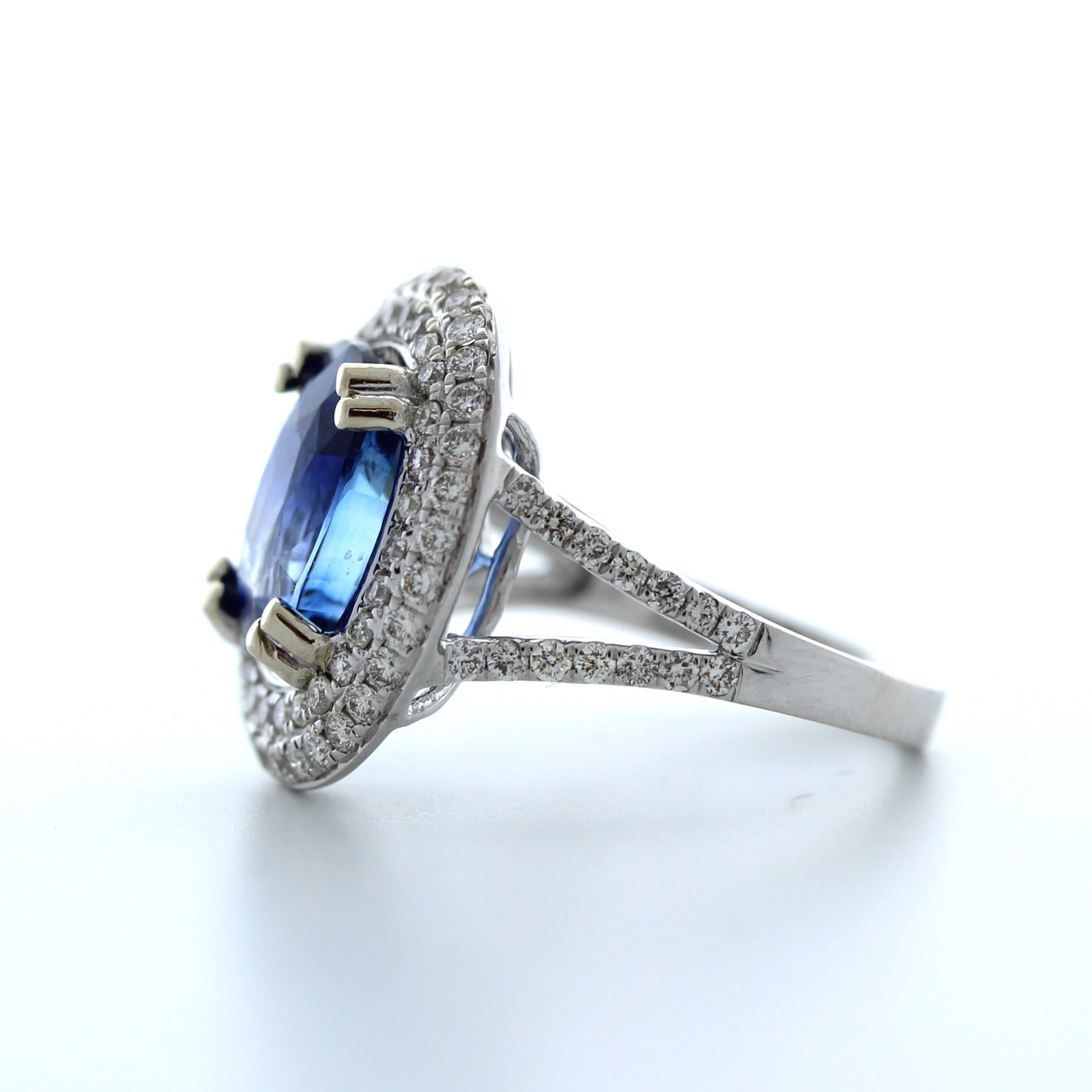 Contemporary 6.16 Carat Wt Cornflower Blue Sapphire & Round Diamond Fashion Ring in 14k Wg For Sale