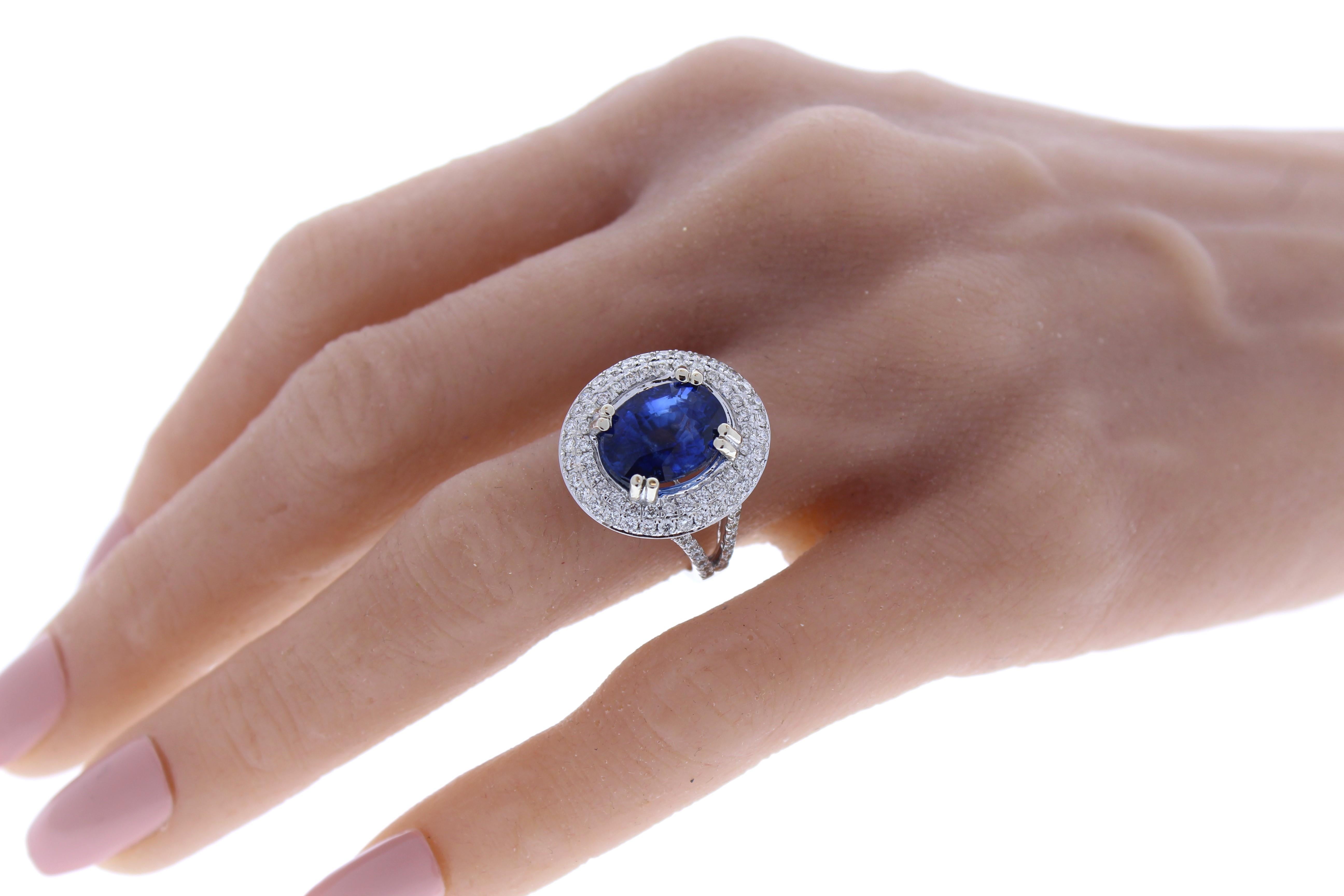 Round Cut 6.16 Carat Wt Cornflower Blue Sapphire & Round Diamond Fashion Ring in 14k Wg For Sale