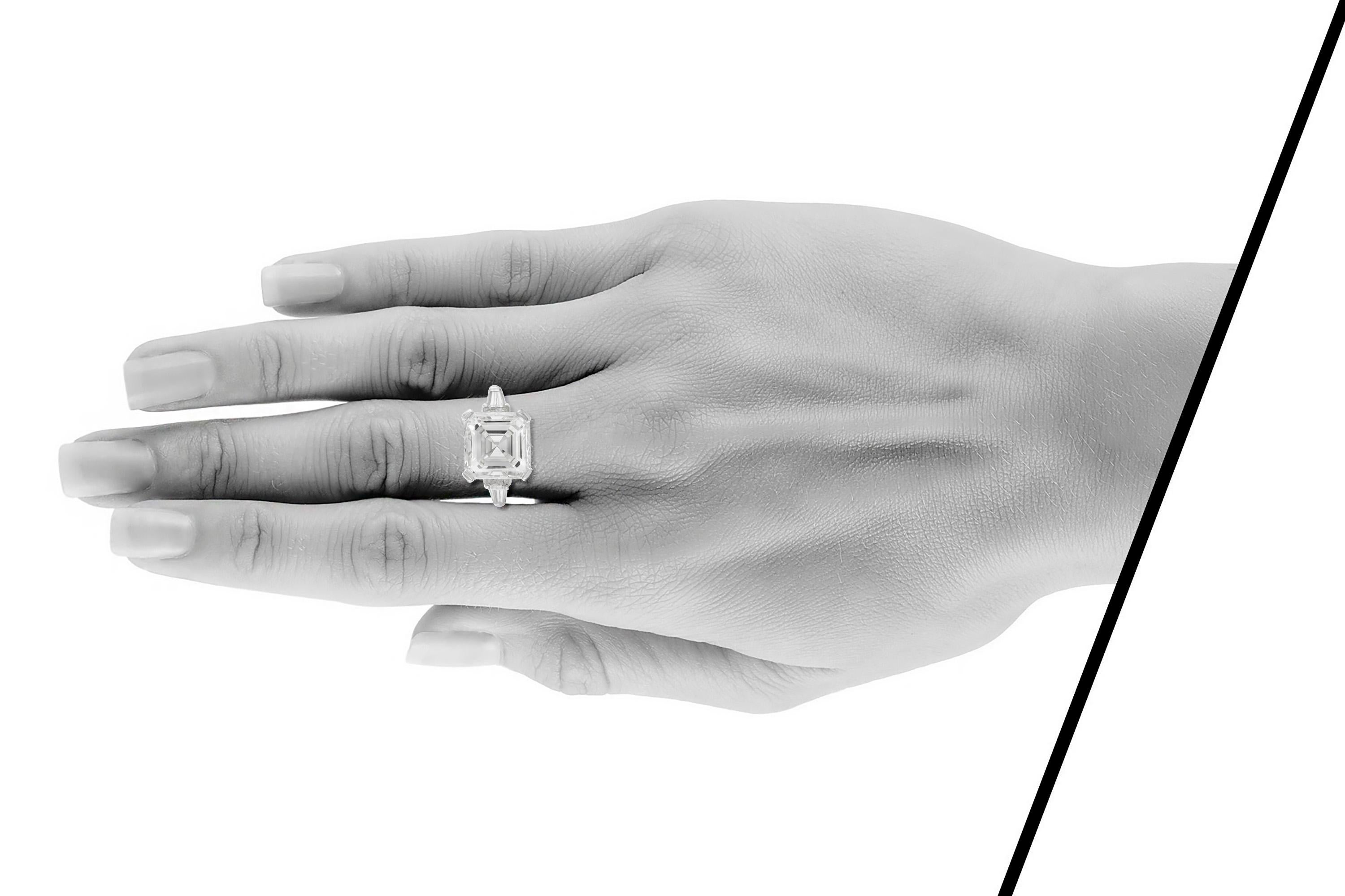 Schöner Platinring mit einem zentralen quadratischen Diamanten im Smaragdschliff mit einem Gewicht von 6,17 Karat und Diamanten im Baguetteschliff mit einem Gewicht von 0,80 Karat. I Farbe VS1 Klarheit mit GIA-Zertifikat. 
