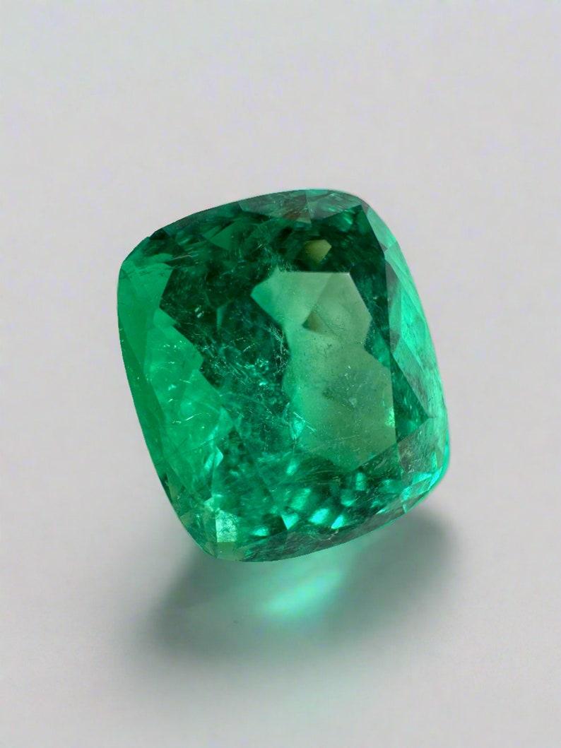 Piedra: Esmeralda
Peso: 6,17 quilates
Forma: Corte de cojín
Claridad: Transparente
Lustre: Excelente-Muy bueno
Color: Verde Muzo
Medidas: 12,14 mm x 10,41 mm x 7,88 mm
Origen geográfico: Colombia
Tratamiento: Natural, Aceite de leve a