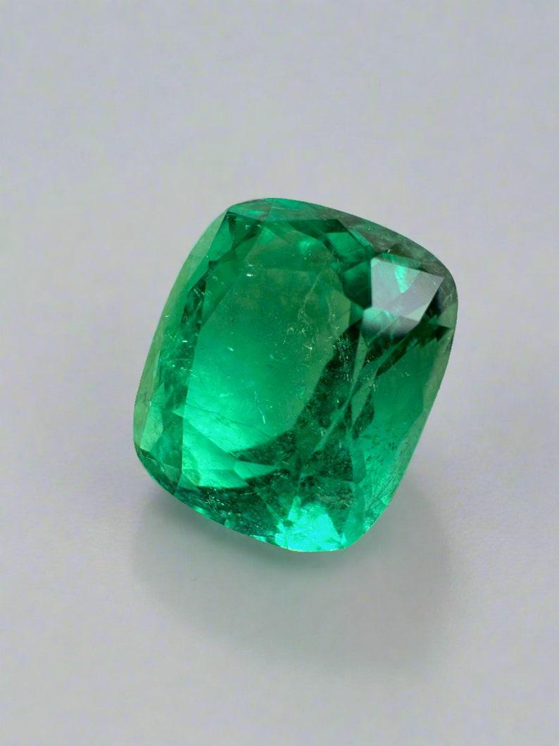 Esmeralda colombiana verde intenso de 6,17 quilates - Muzo talla cojín Gema menor de petróleo Moderno en venta