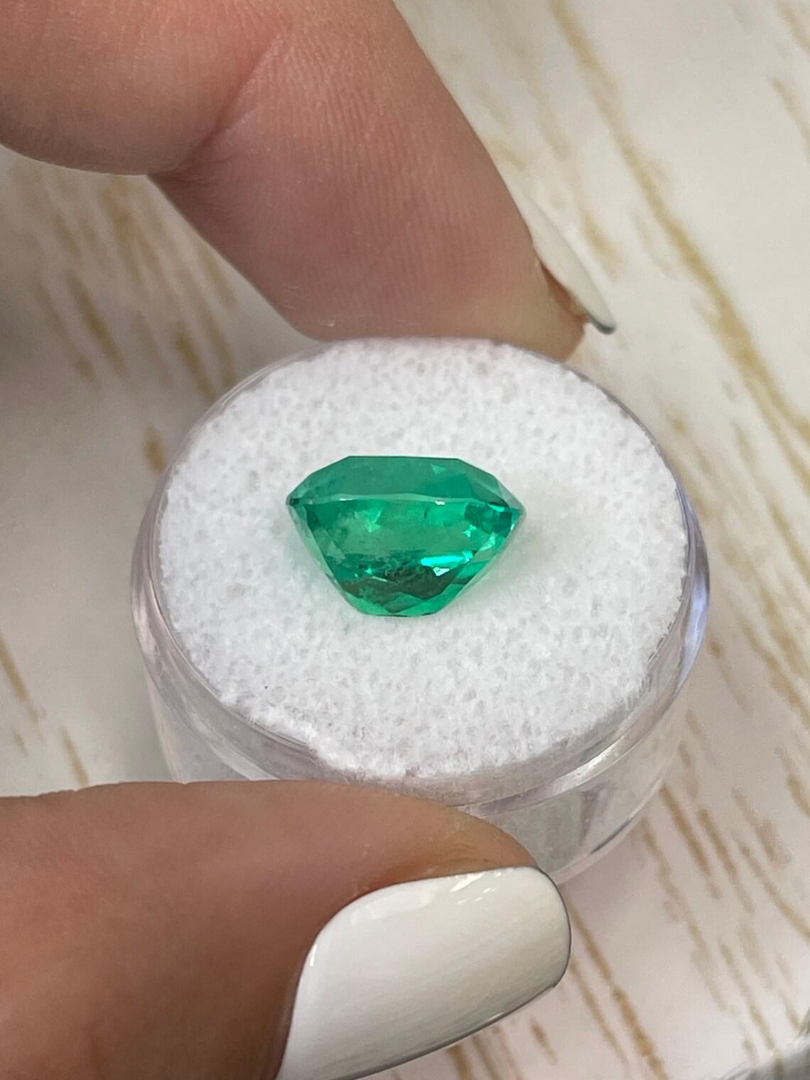 Esmeralda colombiana verde intenso de 6,17 quilates - Muzo talla cojín Gema menor de petróleo en venta 1