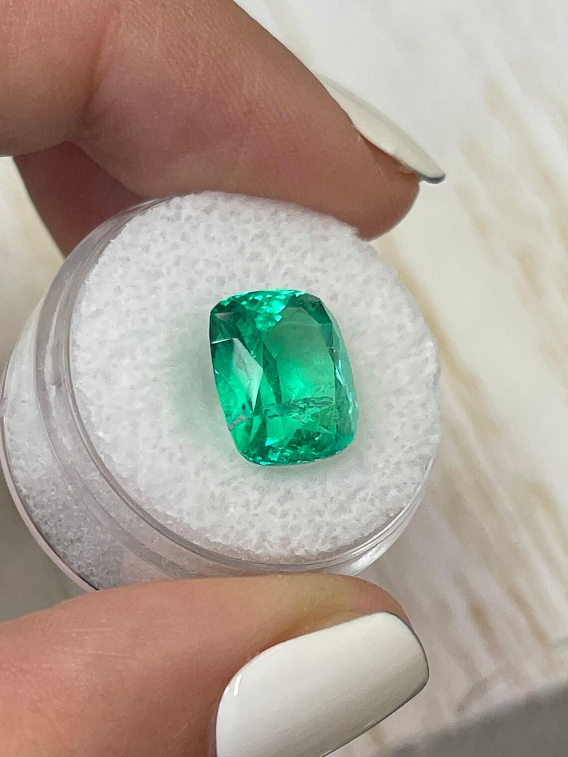 De las mujeres Esmeralda colombiana verde intenso de 6,17 quilates - Muzo talla cojín Gema menor de petróleo en venta