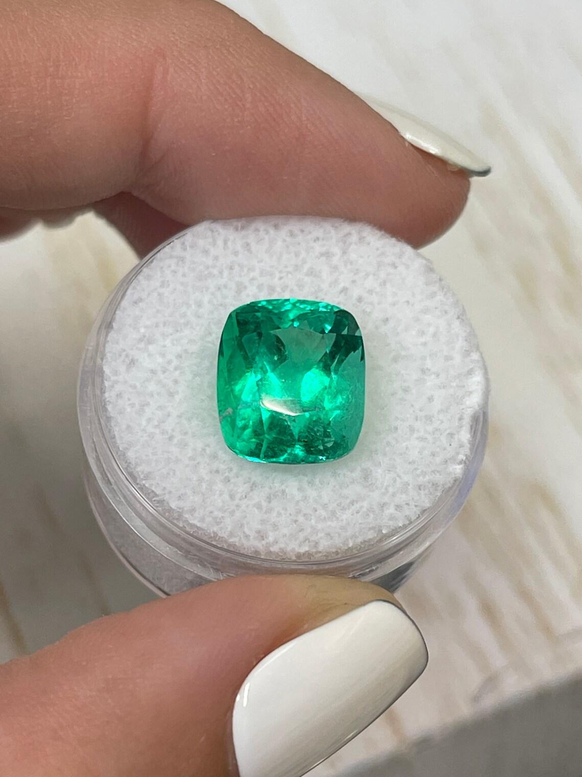Esmeralda colombiana verde intenso de 6,17 quilates - Muzo talla cojín Gema menor de petróleo en Nuevo estado para la venta en Jupiter, FL