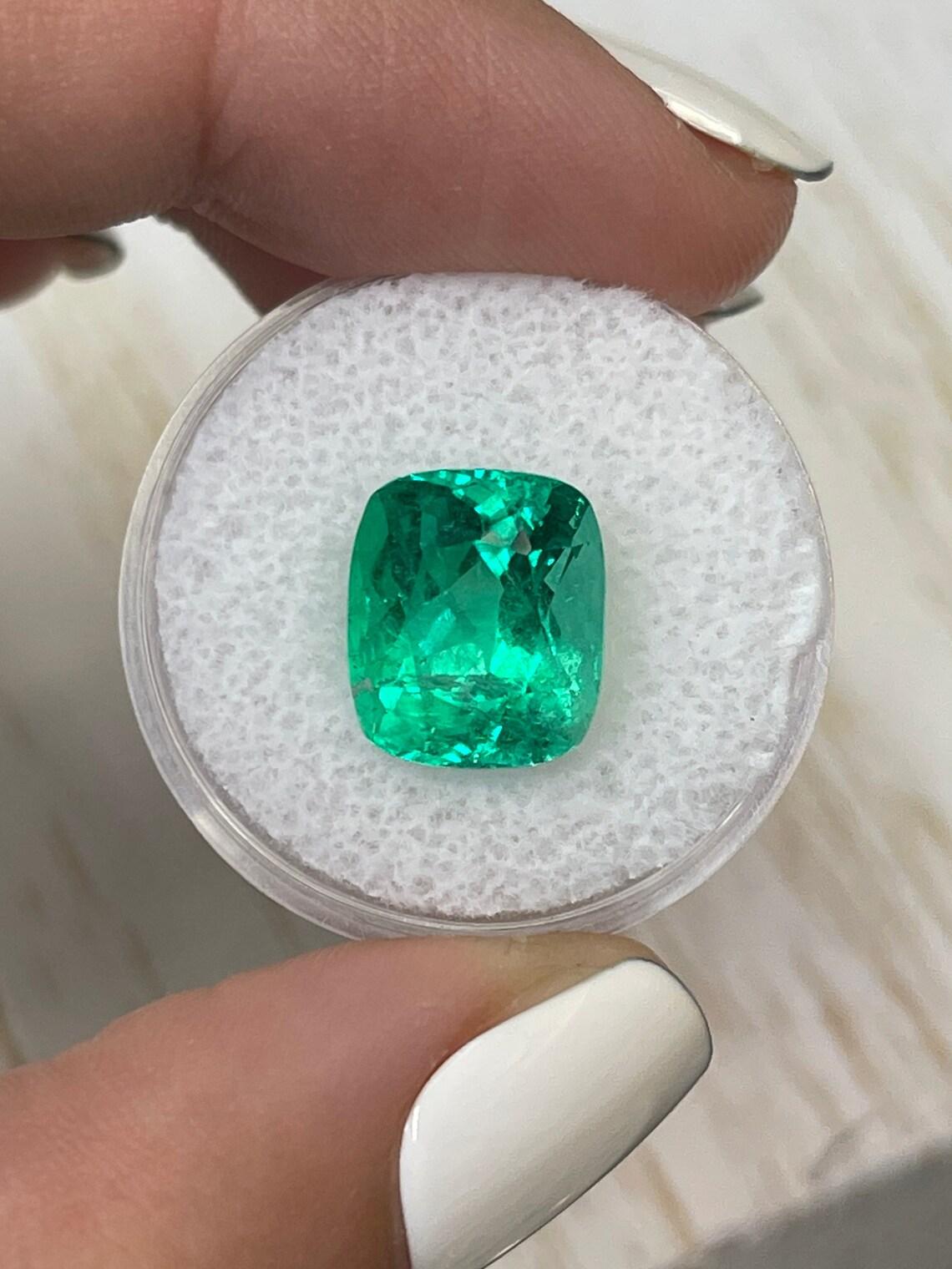 Esmeralda colombiana verde intenso de 6,17 quilates - Muzo talla cojín Gema menor de petróleo Corte cojín en venta