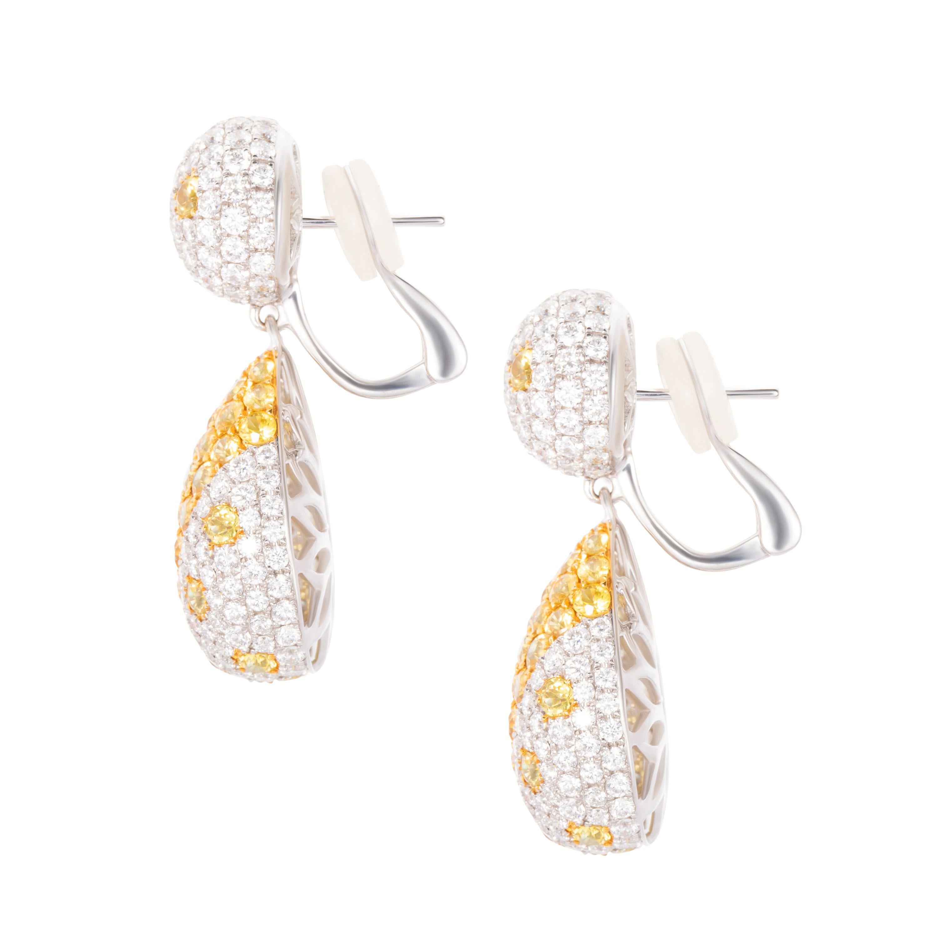 Die Ohrringe von Butani sind aus 18 Karat Weißgold gefertigt und mit 6,17 Karat strahlend gelben Saphiren und 5,12 Karat runden weißen Diamanten besetzt.  Länge des Ohrrings 3,5 cm.

Zusammensetzung:
18K Weißgold
302 runde Diamanten: 5,12 Karat
82