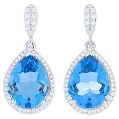 Pendiente de Gota de Topacio Azul Suizo y Diamante de 6,17 CT en Oro Blanco de 18k