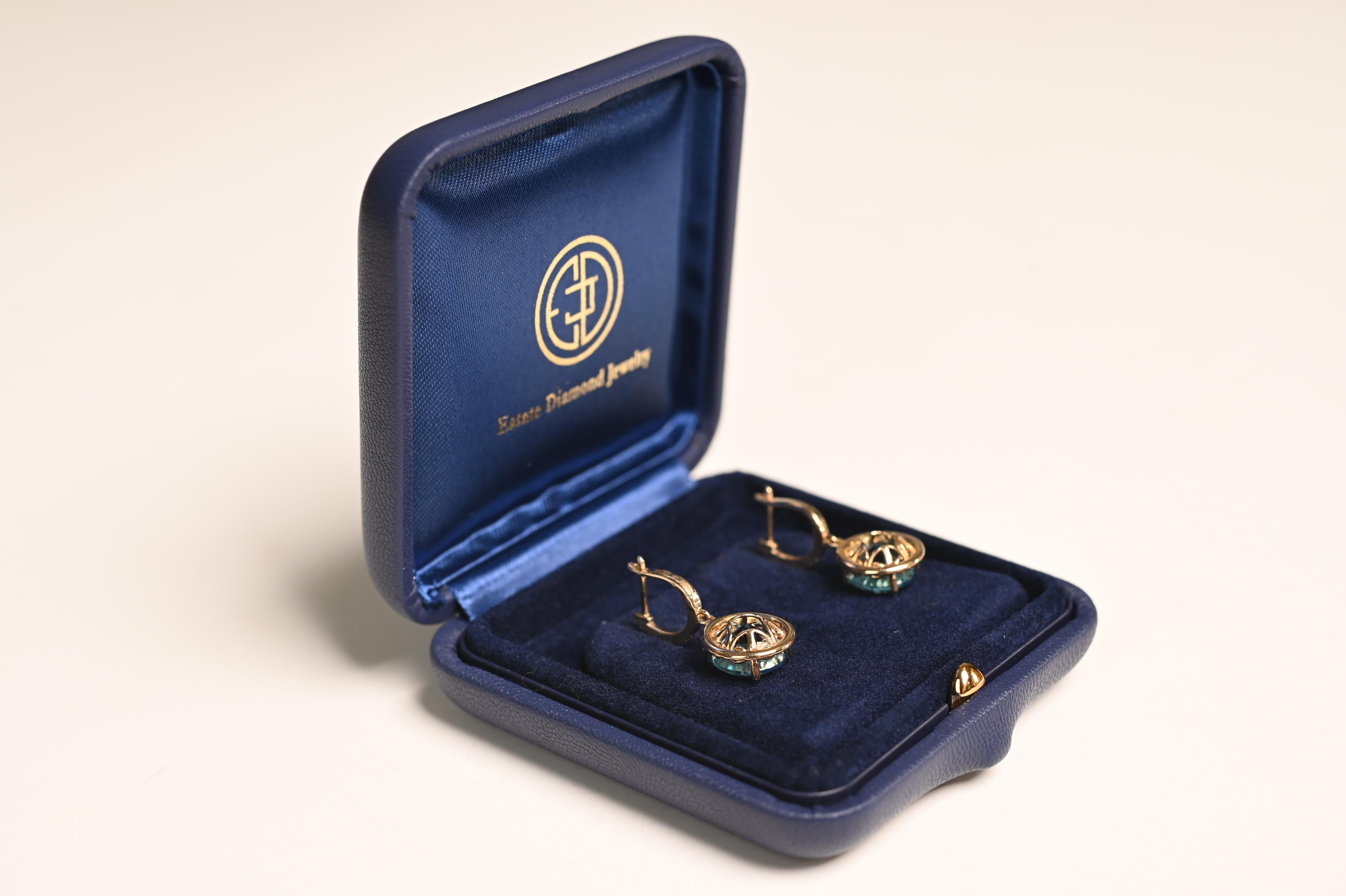 Taille ronde Boucles d'oreilles en or jaune avec topaze taille ronde (environ 6,10 carats) et grappe de diamants en vente