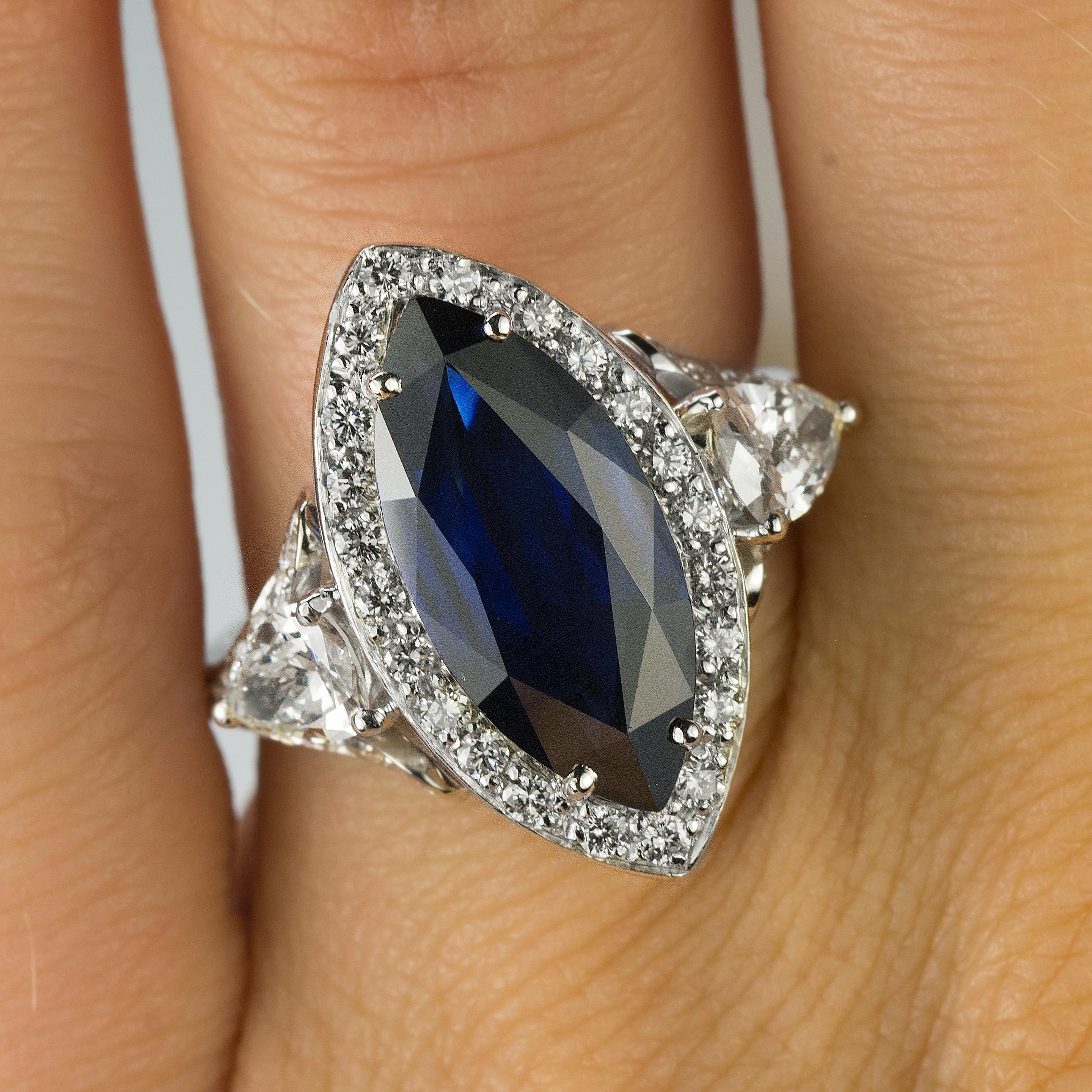 Platinring, besetzt mit einem Saphir im Marquis-Schliff von 6,18 Karat, 2 birnenförmigen Diamanten von 1,07 Karat und 48 runden Diamanten von 1,09 Karat. Ergänzende Größenangaben.
