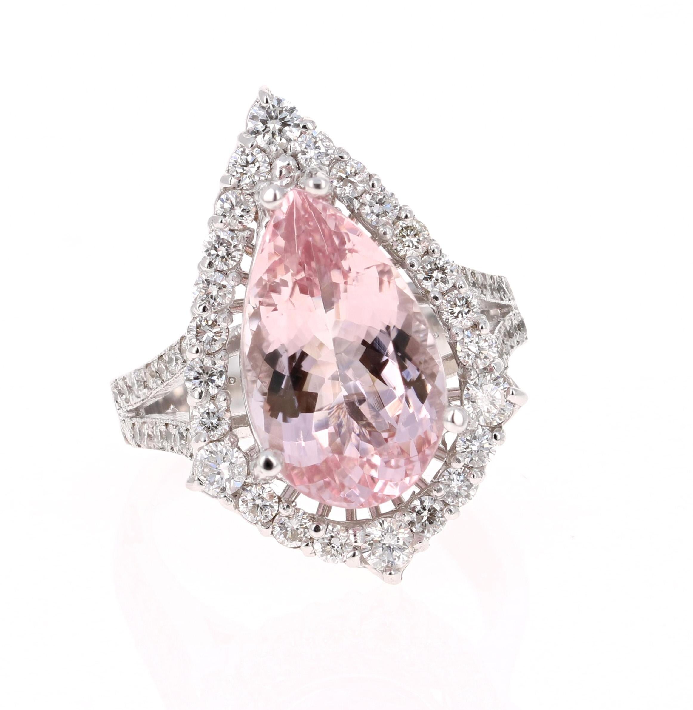 Cette bague en morganite présente une superbe morganite rose de 5,16 carats taillée en poire et est entourée de 52 diamants ronds pesant 1,02 carat. Les diamants ont une clarté et une couleur de SI-F. Le poids total en carats de la bague est de 6.18