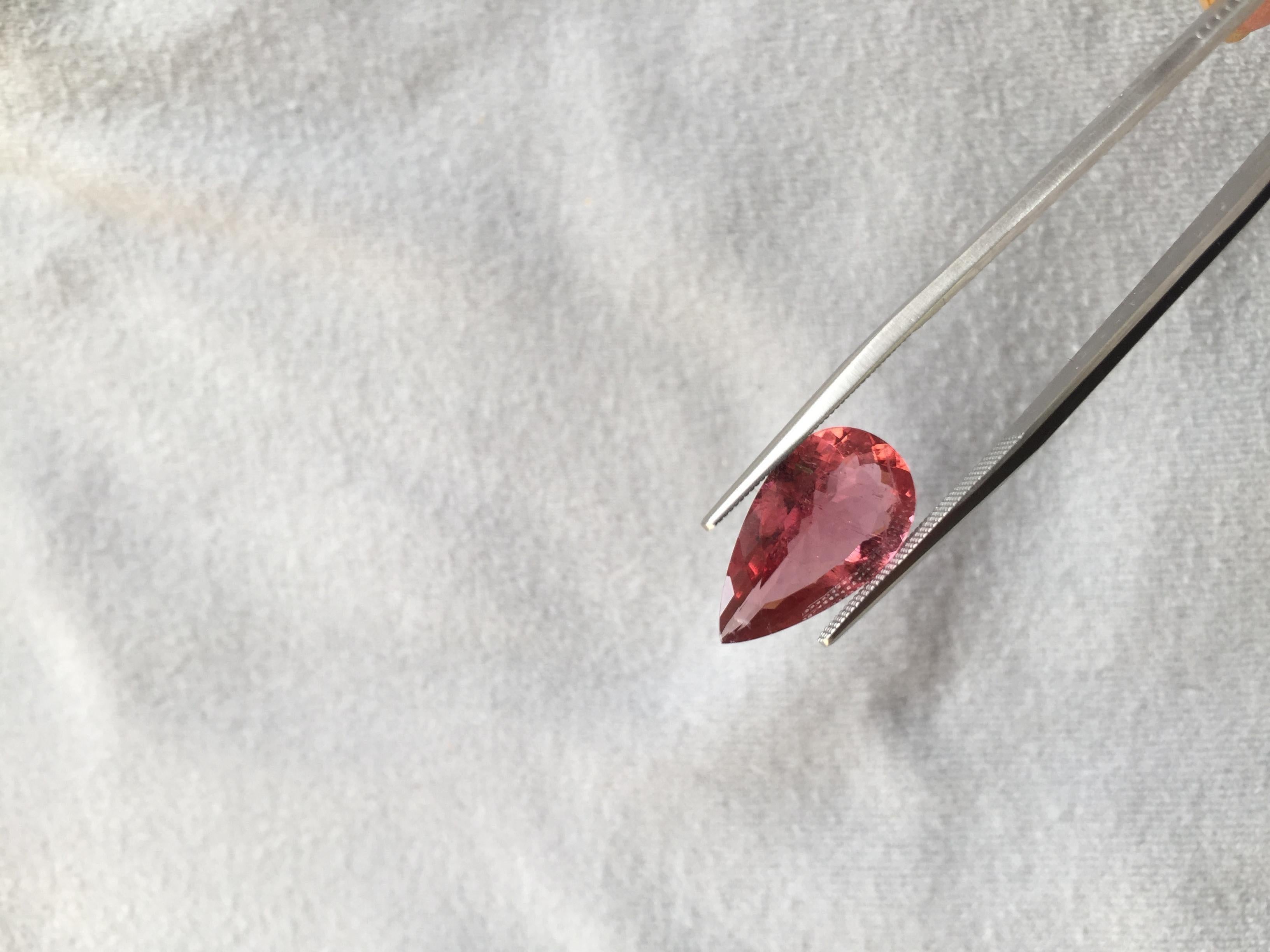 Presentamos nuestra Turmalina rosa talla pera de 6.18 quilates, la gema perfecta para joyería de alta gama. Elaborada con turmalina de alta calidad, esta impresionante gema presenta un precioso tono rosa que resulta elegante y sofisticado. El corte