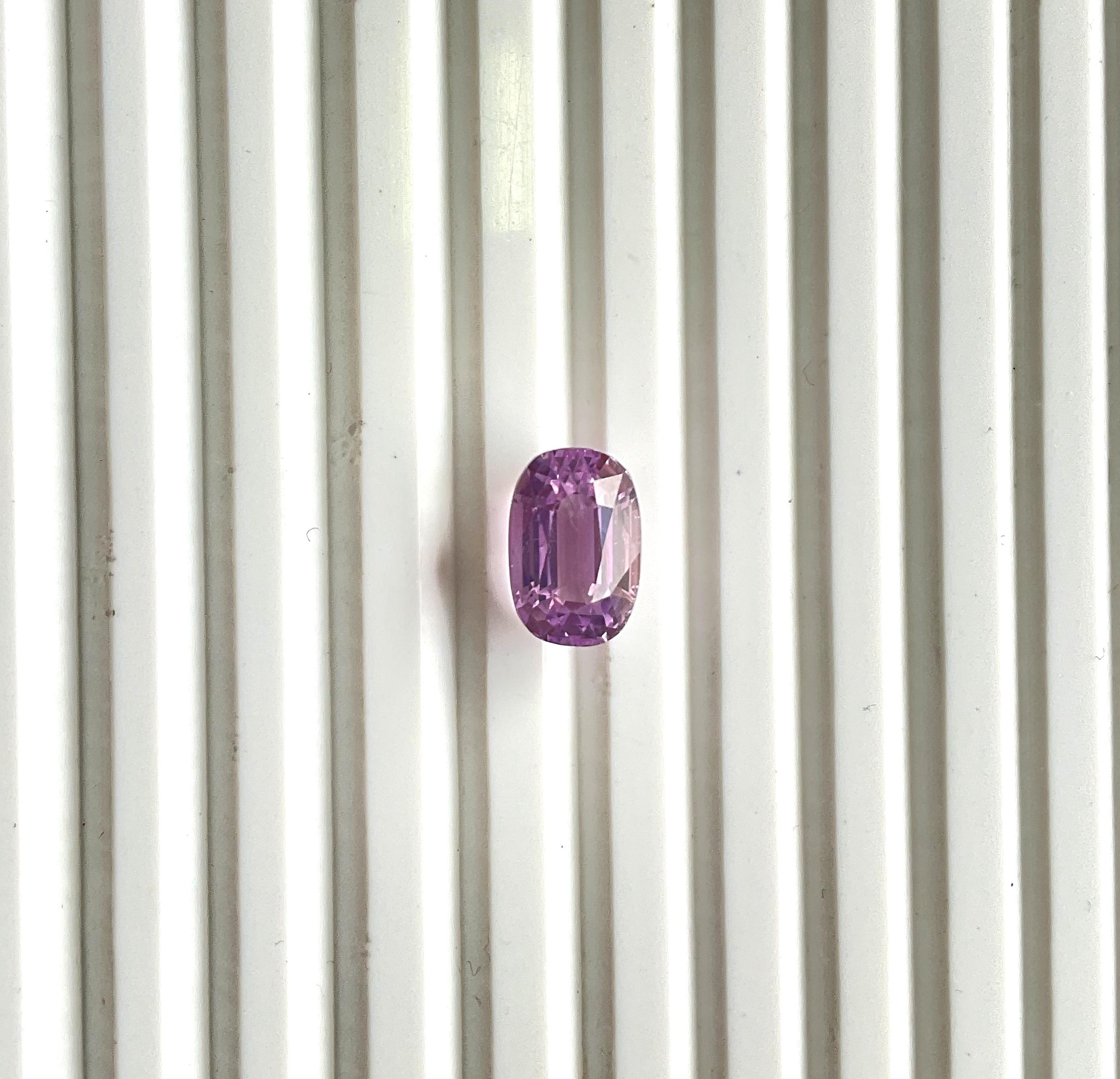 Art Deco 6.18 Carats Pink Kunzite Oval Natural Cut Stone For Fine Gem Jewellery For Sale