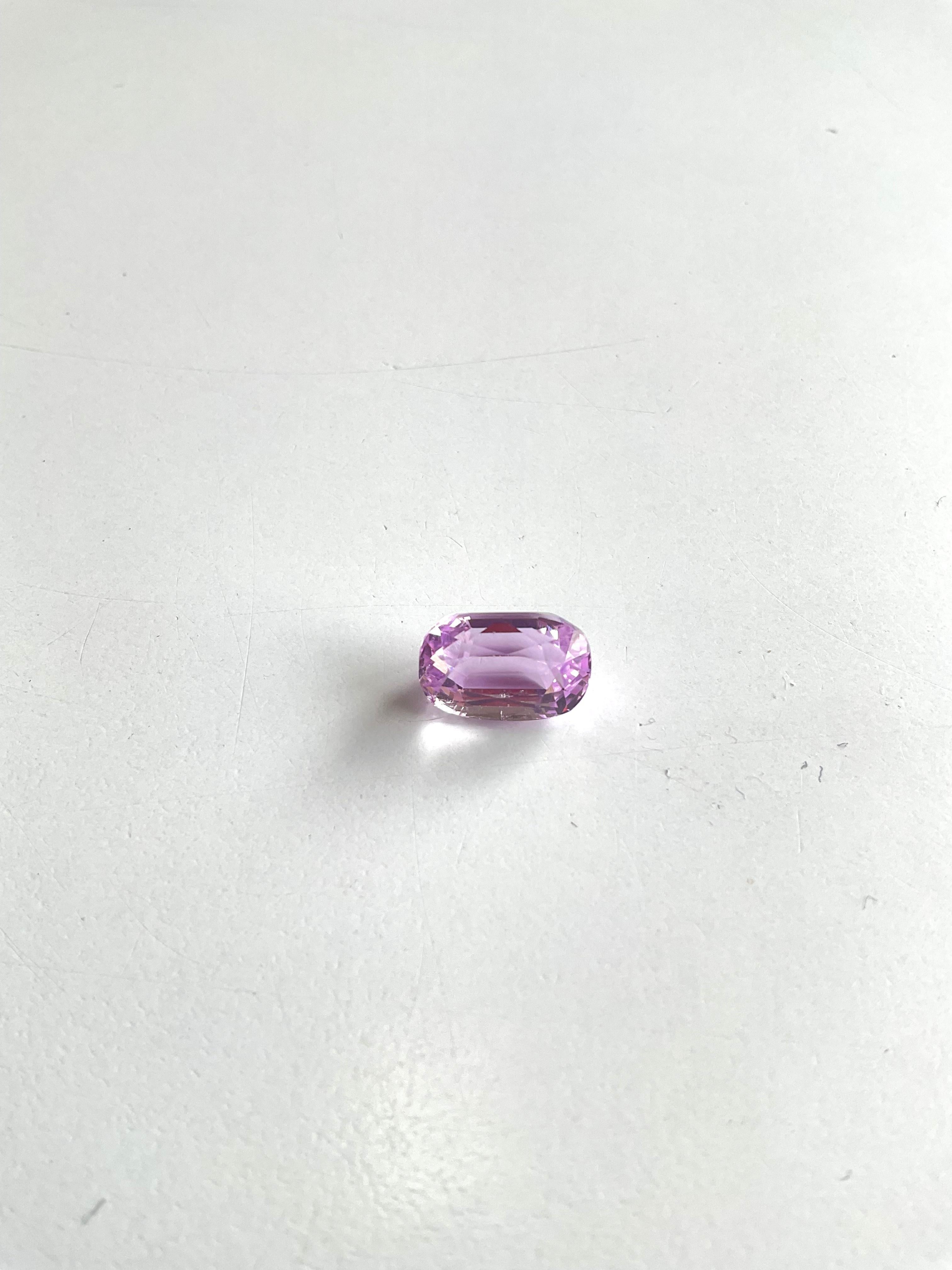 6.18 Carats Pink Kunzite Oval Natural Cut Stone For Fine Gem Jewellery In Fair Condition For Sale In Jaipur, RJ