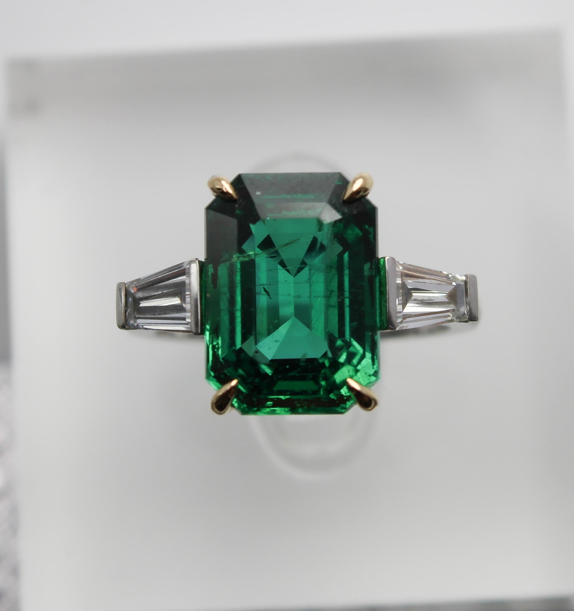 This exquisite ring features a stunning natural emerald of Zambian origin weighing 6.18 carats, certified by the renowned Gübelin Gem Lab. The emerald boasts a vivid green hue and exceptional transparency, highlighted by its perfectly balanced