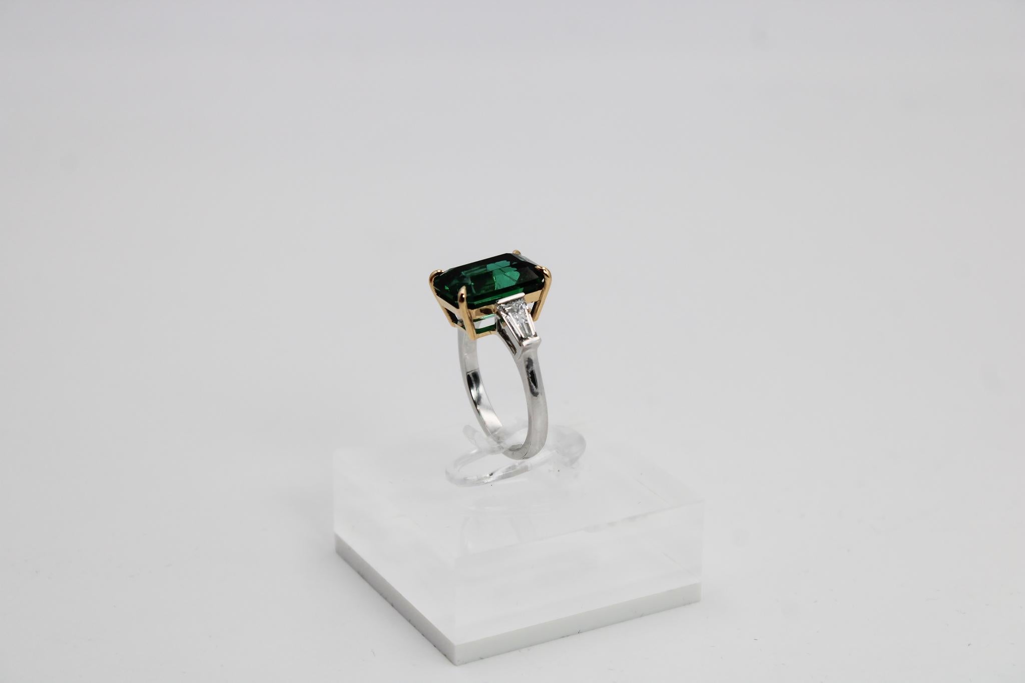6.18ct Zambian Emerald Ring with Baguette Diamonds, Gübelin Certified In New Condition For Sale In Roma, IT