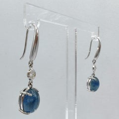 6,18 Karat Cabochon Blauer Saphir Diamant baumelnde Ohrringe aus 18 Karat Weißgold
