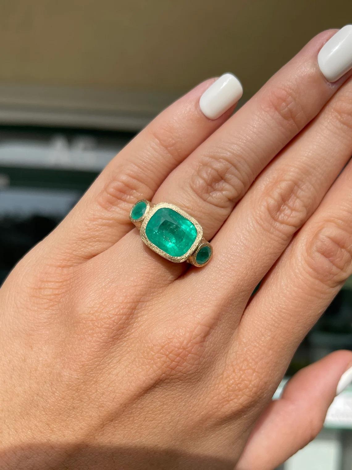 Goldring nach Maß mit drei Steinen-Lünette 6,18tcw 14K Real Smaragdschliff Kissenschliff Present 5