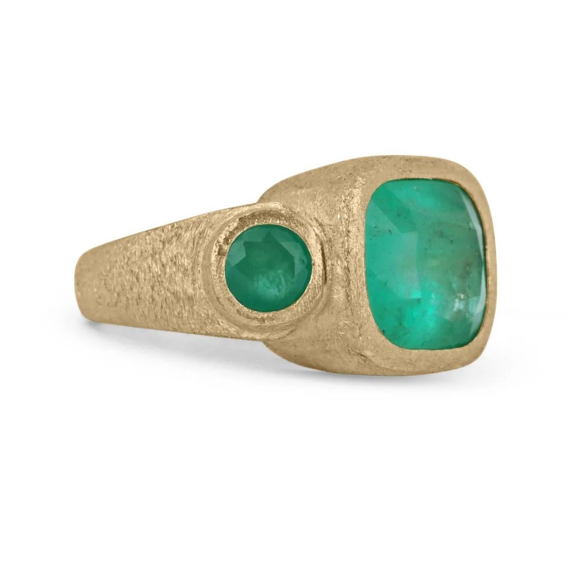 Hier ist ein atemberaubender Ring mit drei kolumbianischen Smaragden zu sehen. Der Mittelstein ist ein großer kolumbianischer Smaragd von 5,26 Karat im Kissenschliff mit einer schönen mittel-dunkelgrünen Farbe und sehr gutem Glanz. Akzentuierung