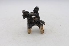 619-907 d. C. Figurita en miniatura de gres de la Tang Dynasty representando a un caballo y su jinete