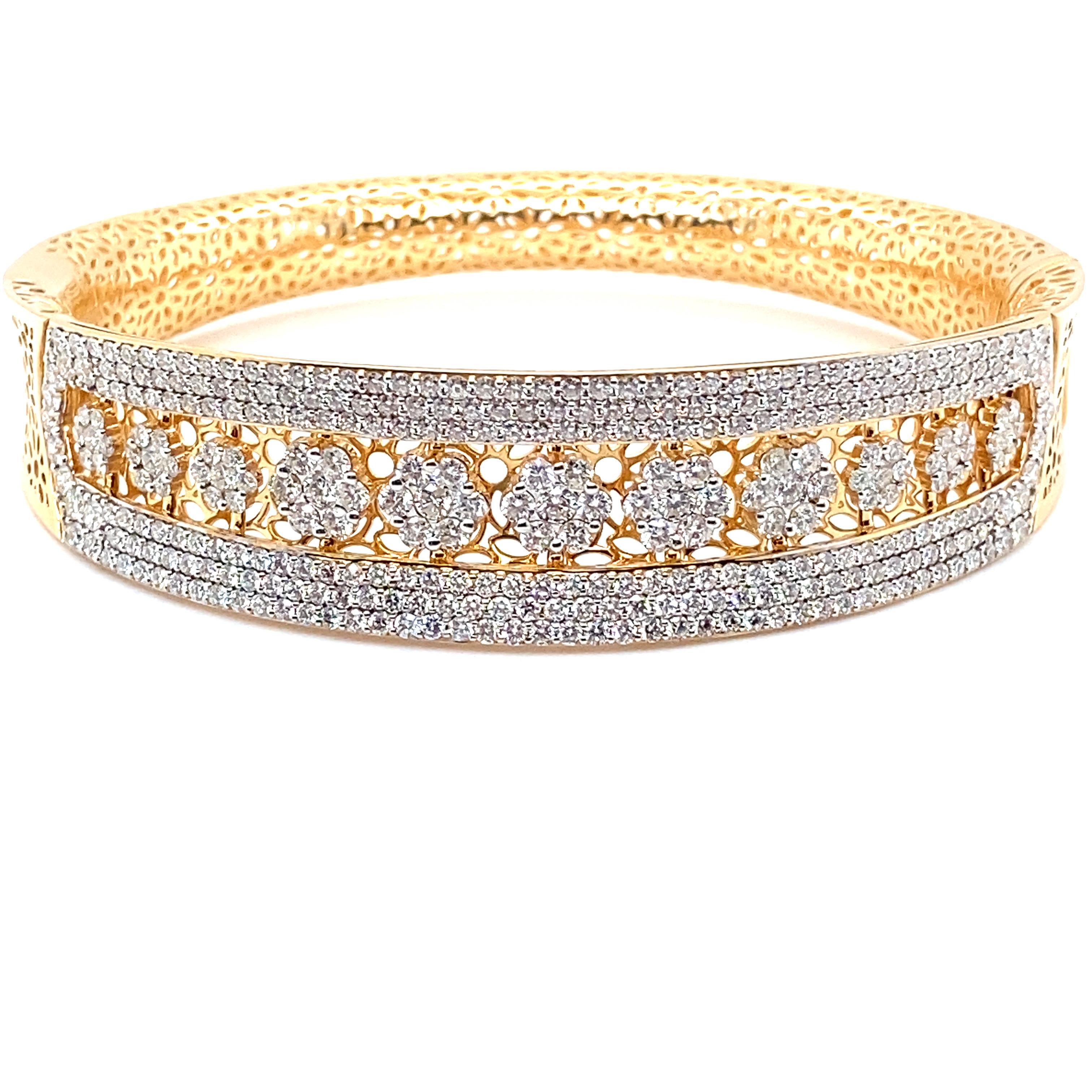 Dieses Armband mit 6,19 Karat Diamanten ist wunderschön aus 18 Karat Gelbgold gefertigt. Der obere halbkreisförmige Teil des Armreifs ist mit weißen Diamanten besetzt. Dieser aufklappbare Armreif hat eine vollständige Galerie, die auf den Bildern zu