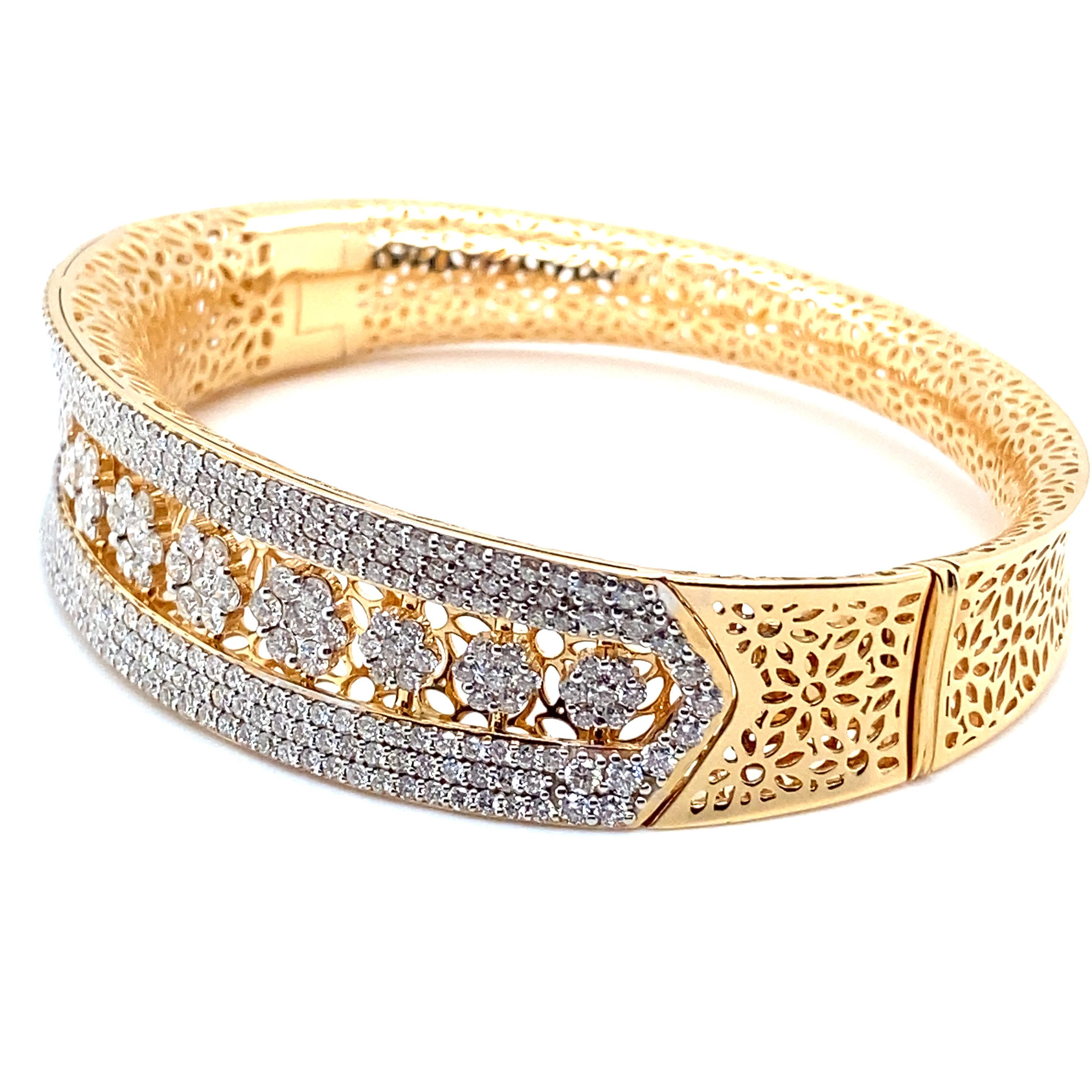 Brilliant Cut 6.19 Carat Diamond Yellow Gold Cuff Bracelet For Sale