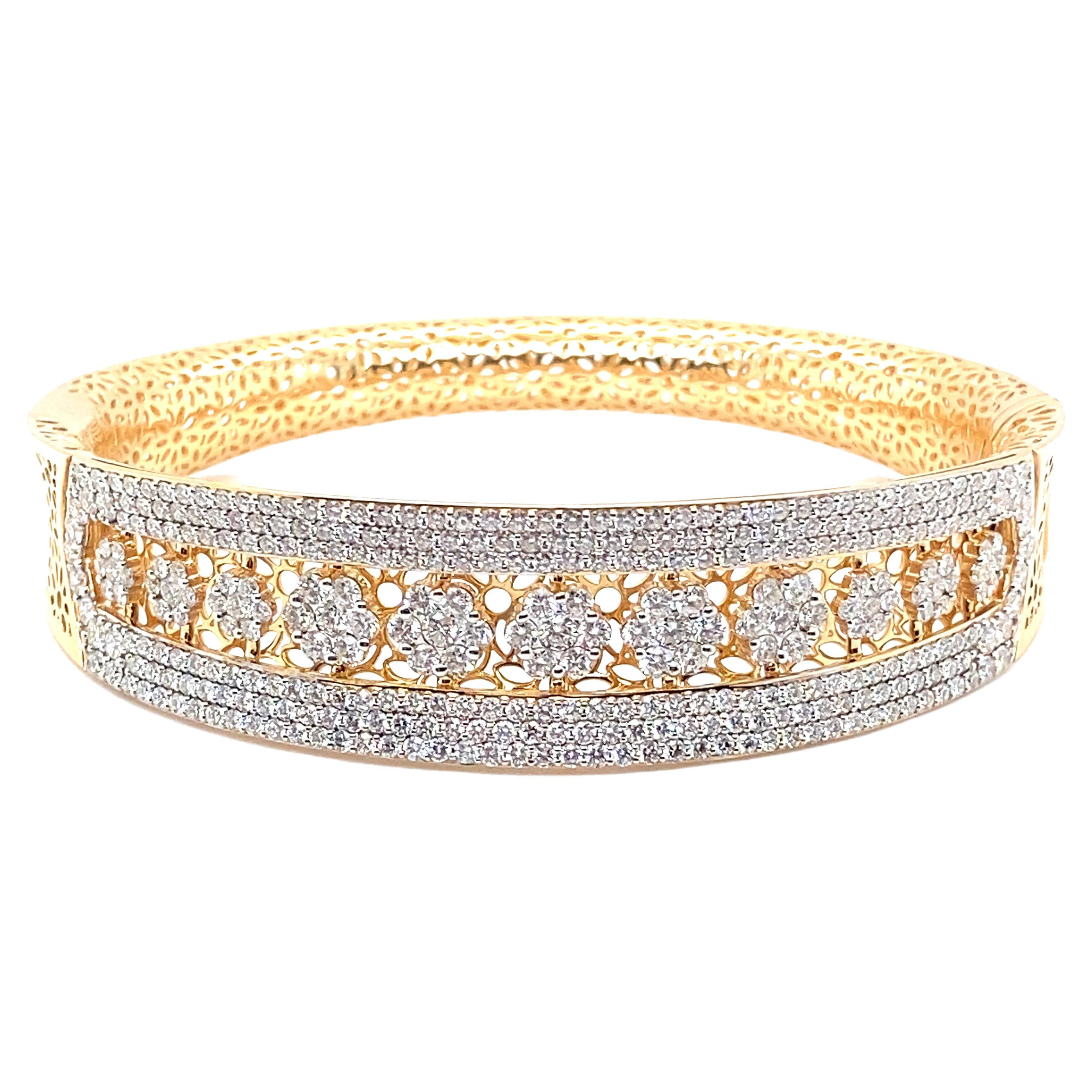 Bracelet manchette en or jaune avec 6,19 carats de diamant en vente