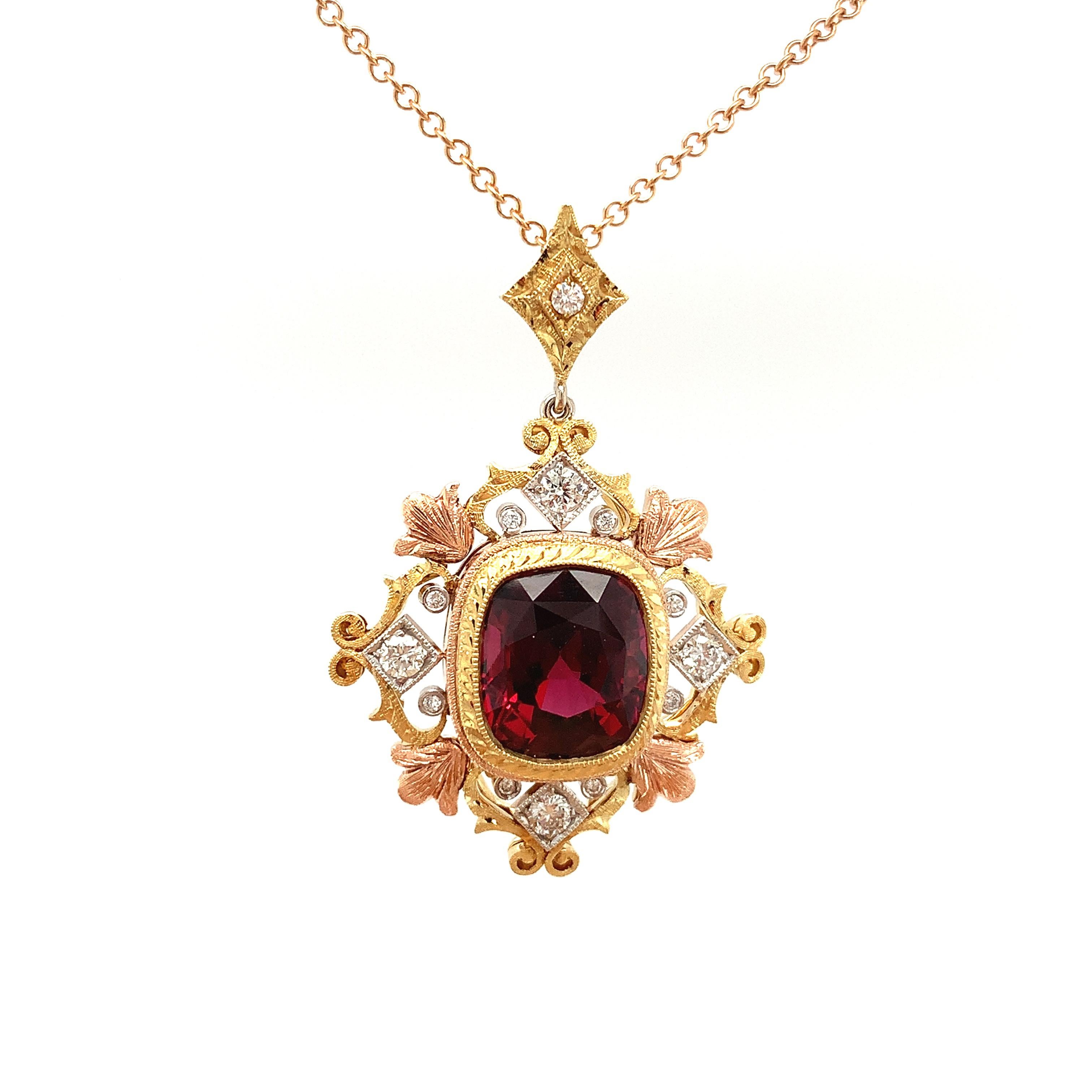 Dieses spektakuläre, rote Rhodolith-Granat-Kissen mit einem Gewicht von 6,19 Karat ist in diesem spektakulären, handgefertigten Anhänger aus 18 Karat Gold enthalten. Der zentrale Edelstein ist in eine gravierte Lünette aus 18 Karat Gelbgold gefasst,