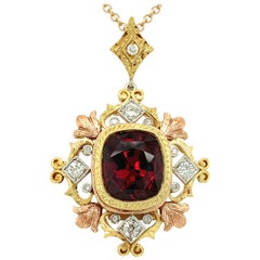 Collier pendentif en or jaune, blanc et rose avec grenat rhodolite 6,19 carats et diamants